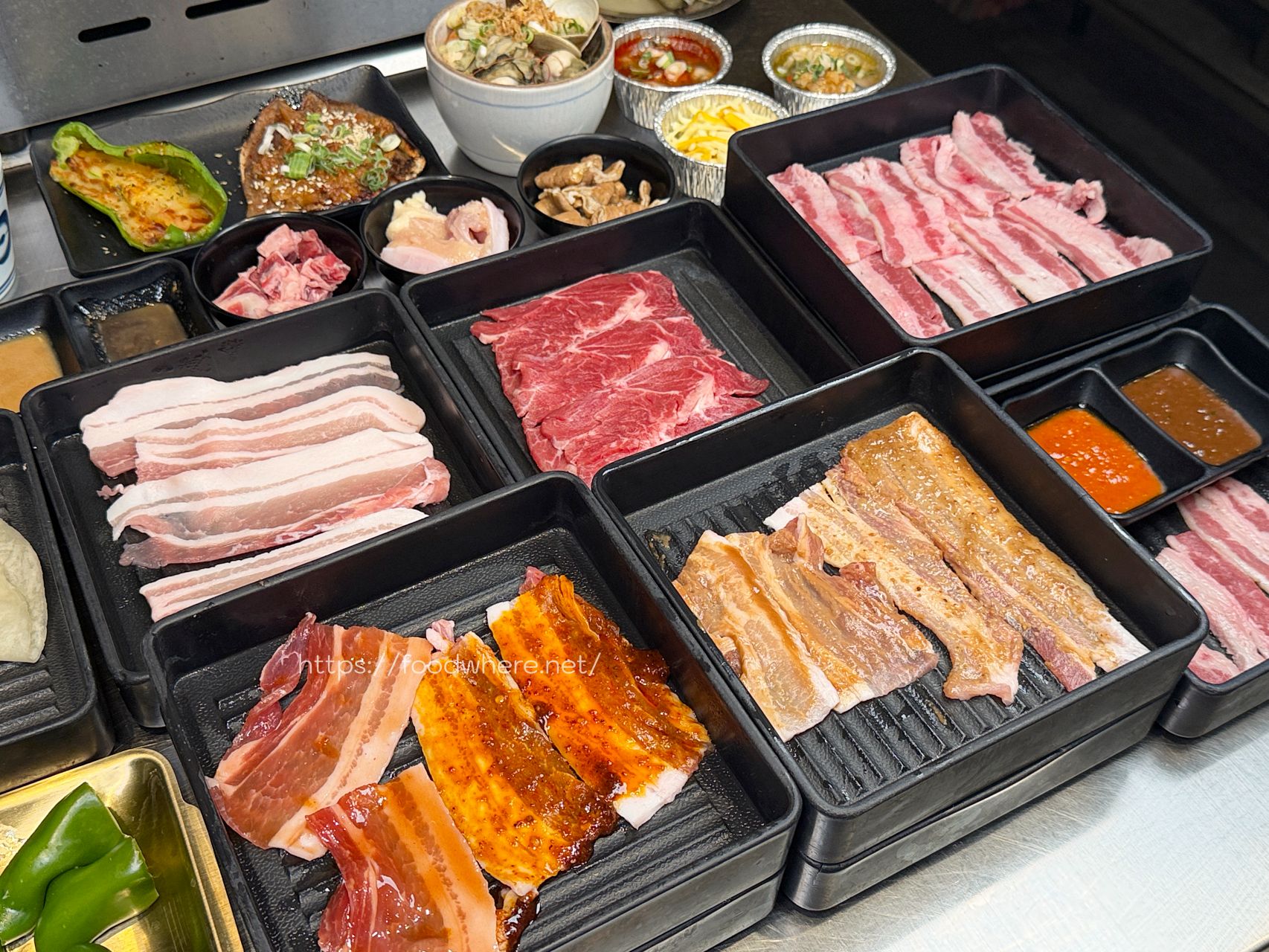 高雄楠梓美食『烤骨學院 』$699 現流魚獲、火烤吃到飽！教你如何把大烤爐用到最極致 @高雄美食底對