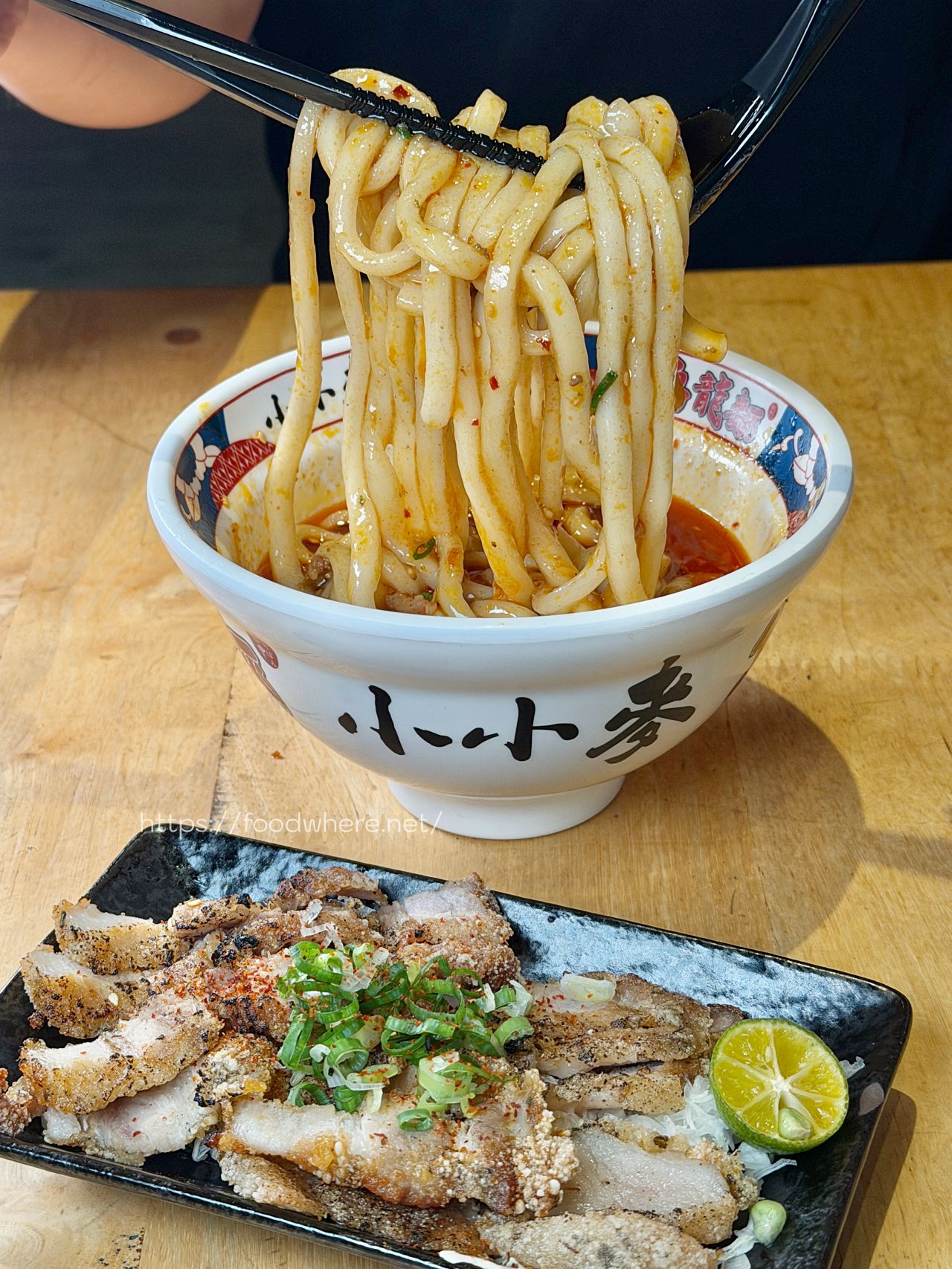 高雄苓雅美食《小小麥》高雄烏龍麵專賣！這碗「蒜奶蝦蝦」真的會讓人一吃上癮 @高雄美食底對