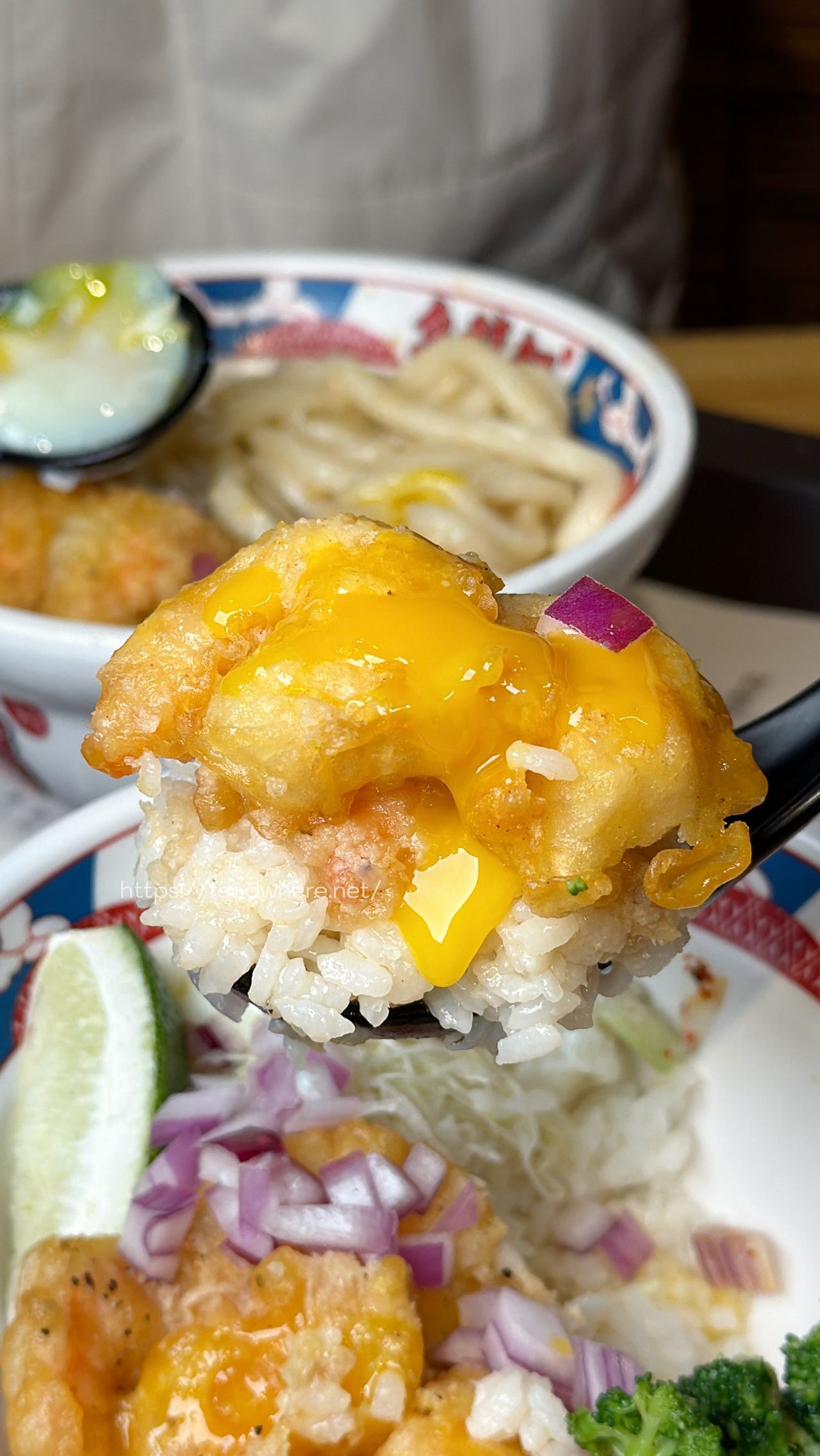 高雄苓雅美食《小小麥》高雄烏龍麵專賣！這碗「蒜奶蝦蝦」真的會讓人一吃上癮 @高雄美食底對