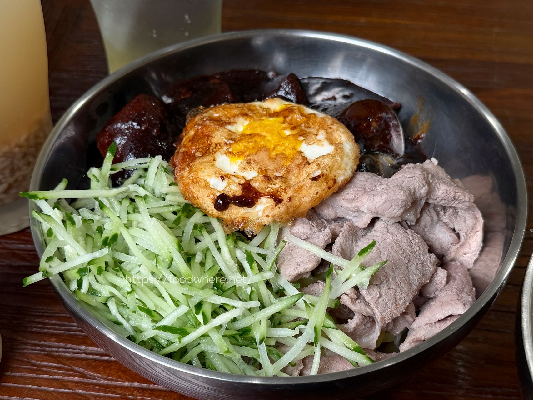 高雄韓式冷麵《雲冷麵屋》隱身金門街的道地韓味，首推超開胃洛神蘿蔔水冷麵！ @高雄美食底對