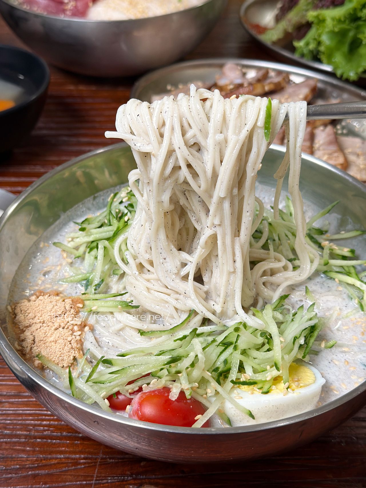 高雄韓式冷麵《雲冷麵屋》隱身金門街的道地韓味，首推超開胃洛神蘿蔔水冷麵！ @高雄美食底對