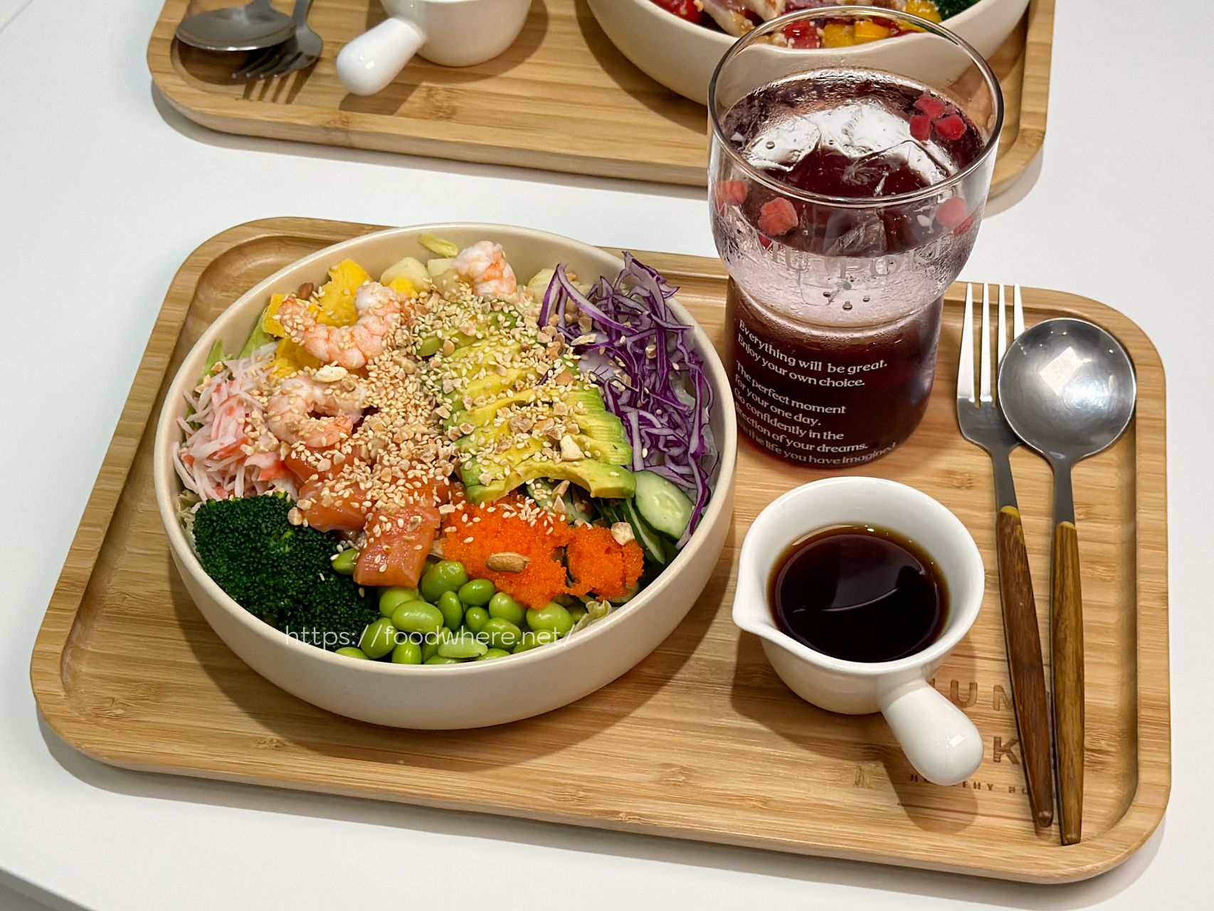 （有菜單）高雄三民美食《MUMU POKE 十全美都店》波奇控愛店開新分店了！環境超 Chill、配料多到選不完 @高雄美食底對