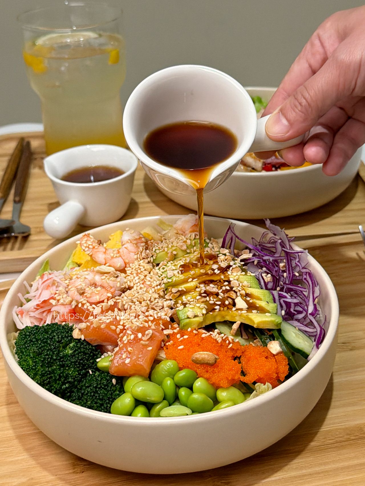 （有菜單）高雄三民美食《MUMU POKE 十全美都店》波奇控愛店開新分店了！環境超 Chill、配料多到選不完 @高雄美食底對