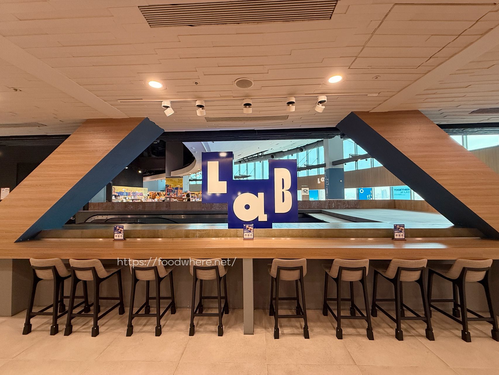 高雄苓雅美食《LAB FE21 遠百店》隱身 17 樓的高空早午餐！霸氣龍蝦石斑粥與精緻母親節套餐 @高雄美食底對