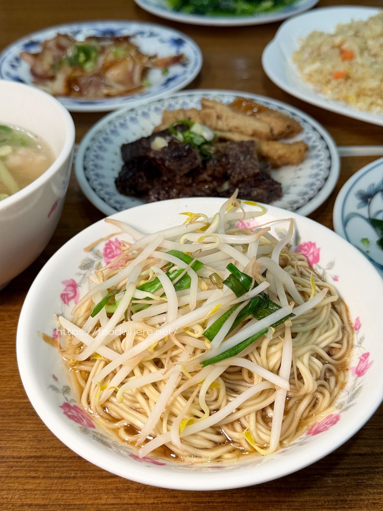 （有菜單）高雄三民美食《聖三陽春麵》開了 30 年的超佛心麵店，小菜、燙青菜才是隱藏版大招！ @高雄美食底對