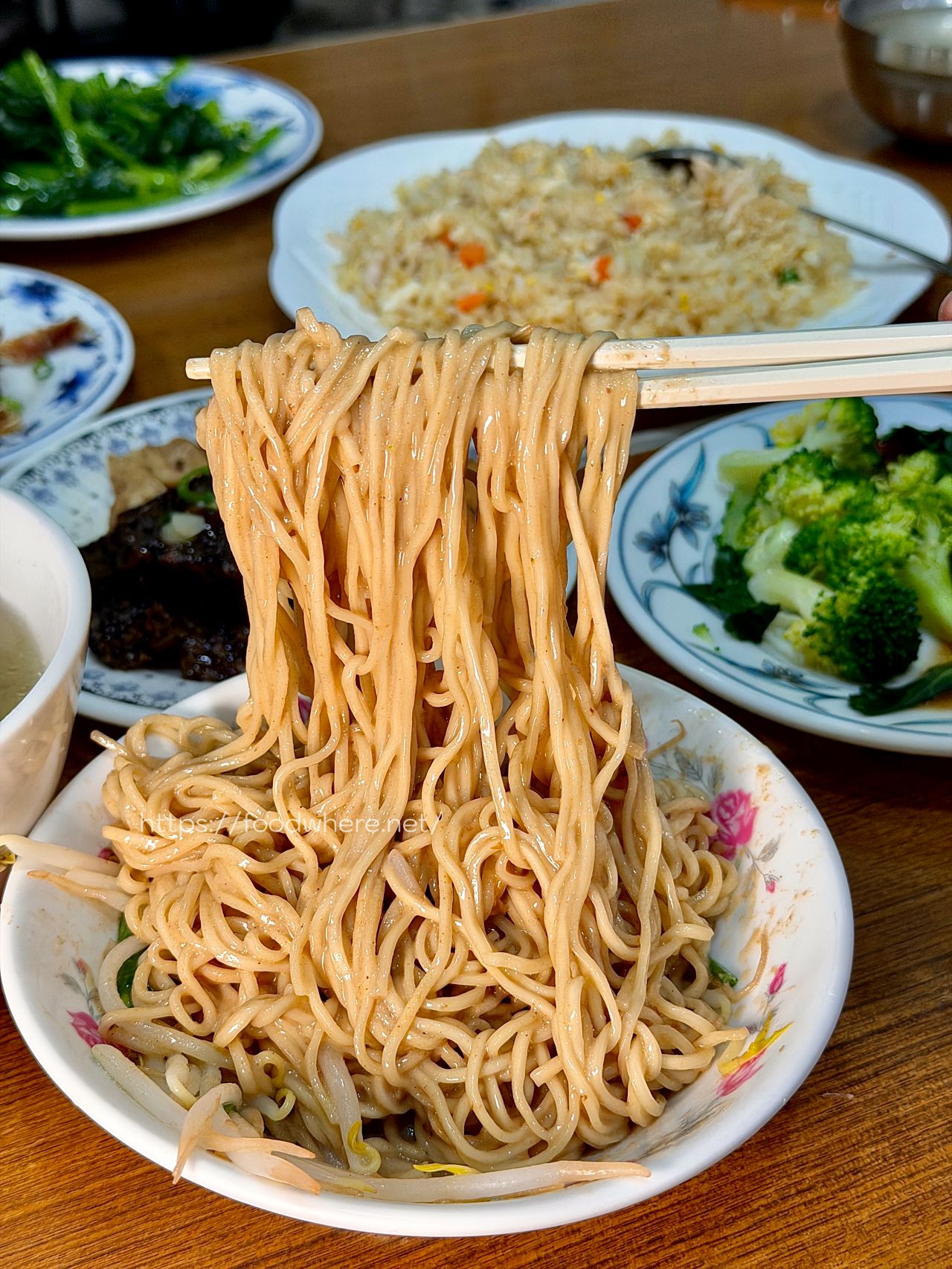 （有菜單）高雄三民美食《聖三陽春麵》開了 30 年的超佛心麵店，小菜、燙青菜才是隱藏版大招！ @高雄美食底對