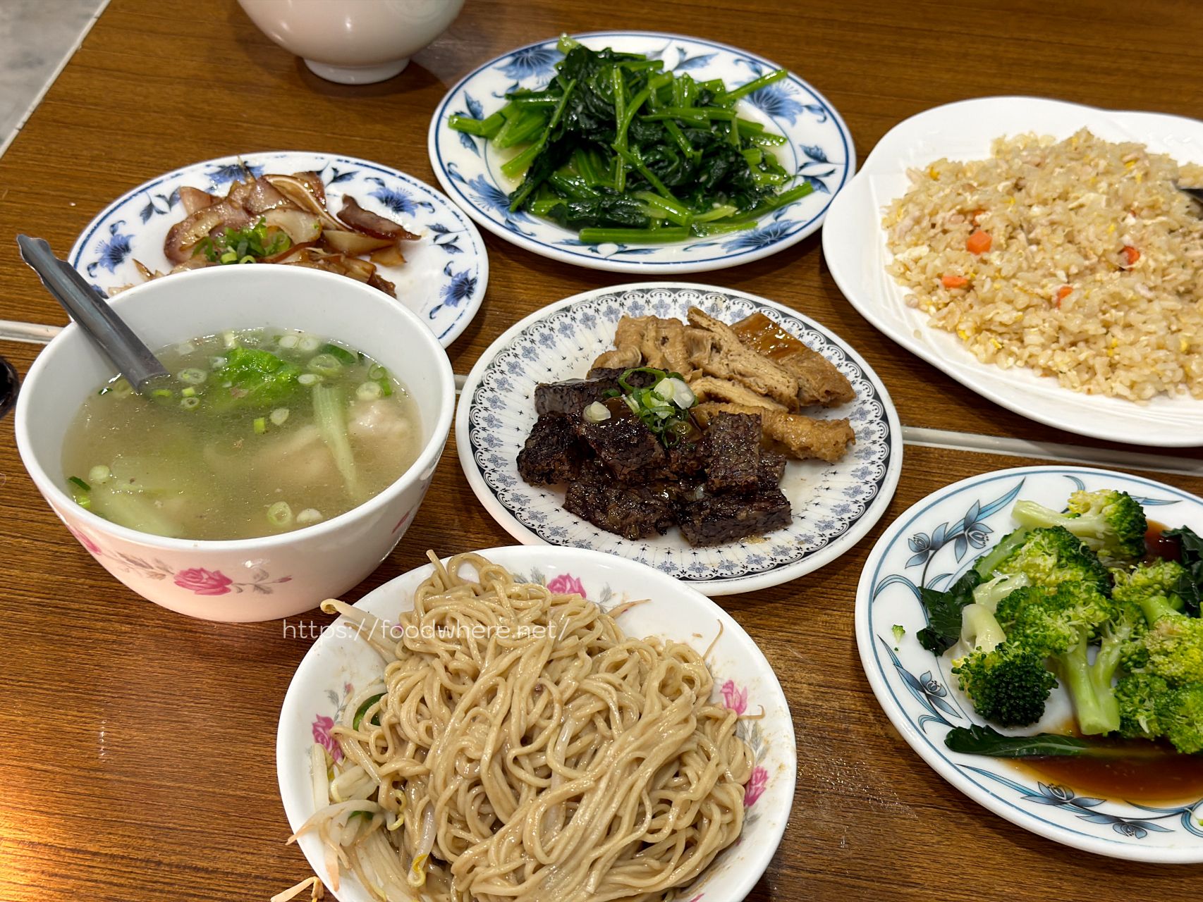 （有菜單）高雄三民美食《聖三陽春麵》開了 30 年的超佛心麵店，小菜、燙青菜才是隱藏版大招！ @高雄美食底對
