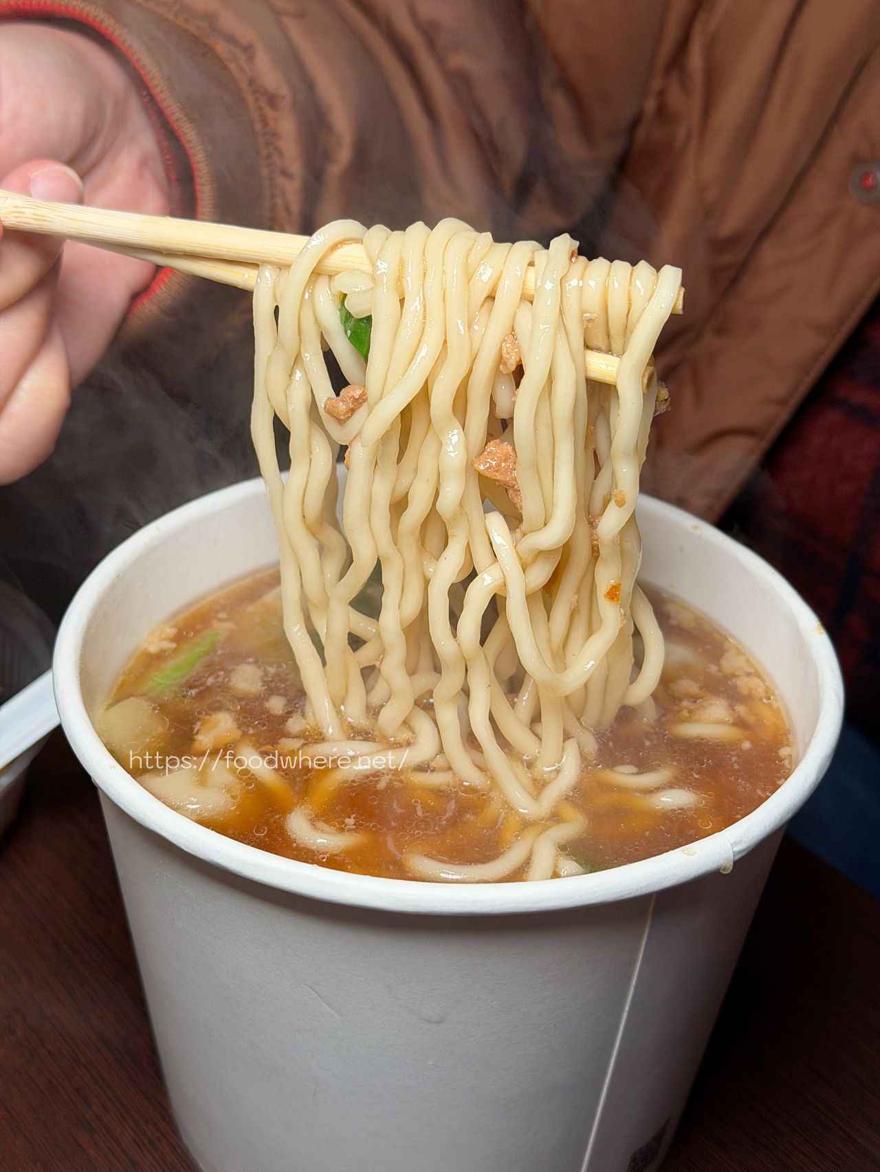 高雄三民區美食《愛上魚的貓》正忠路上的神秘麵攤，金魚餛飩與爆濃麻醬 @高雄美食底對