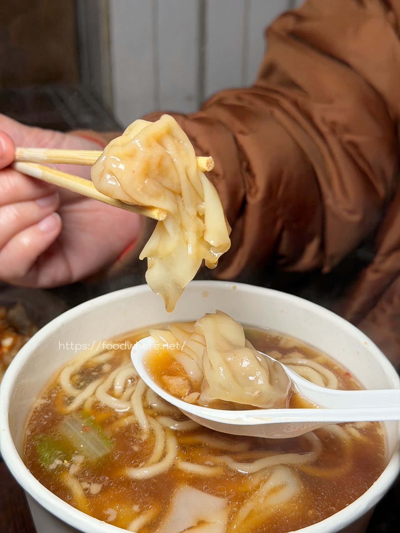 高雄三民區美食《愛上魚的貓》正忠路上的神秘麵攤，金魚餛飩與爆濃麻醬 @高雄美食底對