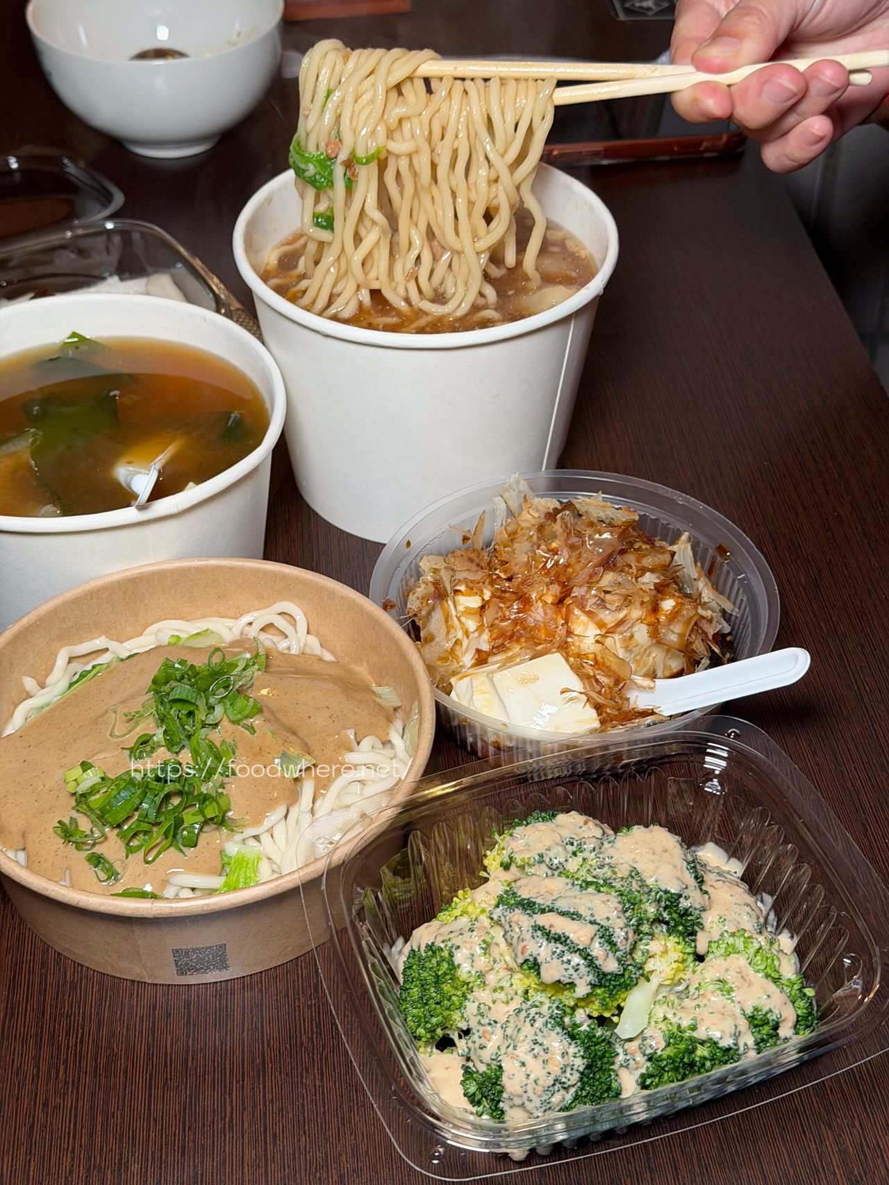 高雄三民區美食《愛上魚的貓》正忠路上的神秘麵攤，金魚餛飩與爆濃麻醬 @高雄美食底對