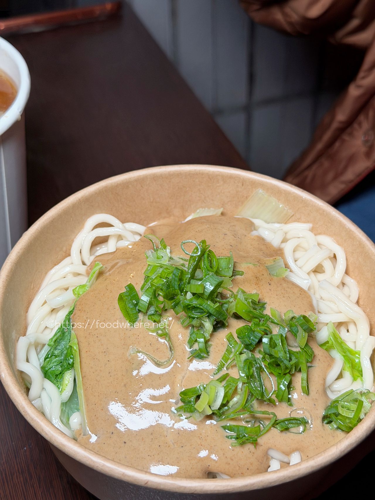 高雄三民區美食《愛上魚的貓》正忠路上的神秘麵攤，金魚餛飩與爆濃麻醬 @高雄美食底對