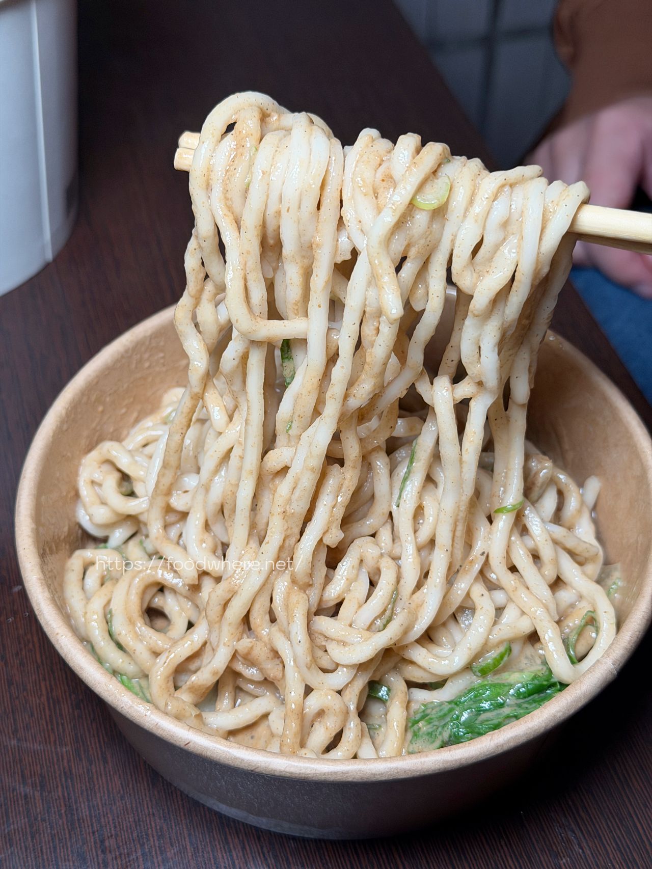 高雄三民區美食《愛上魚的貓》正忠路上的神秘麵攤，金魚餛飩與爆濃麻醬 @高雄美食底對