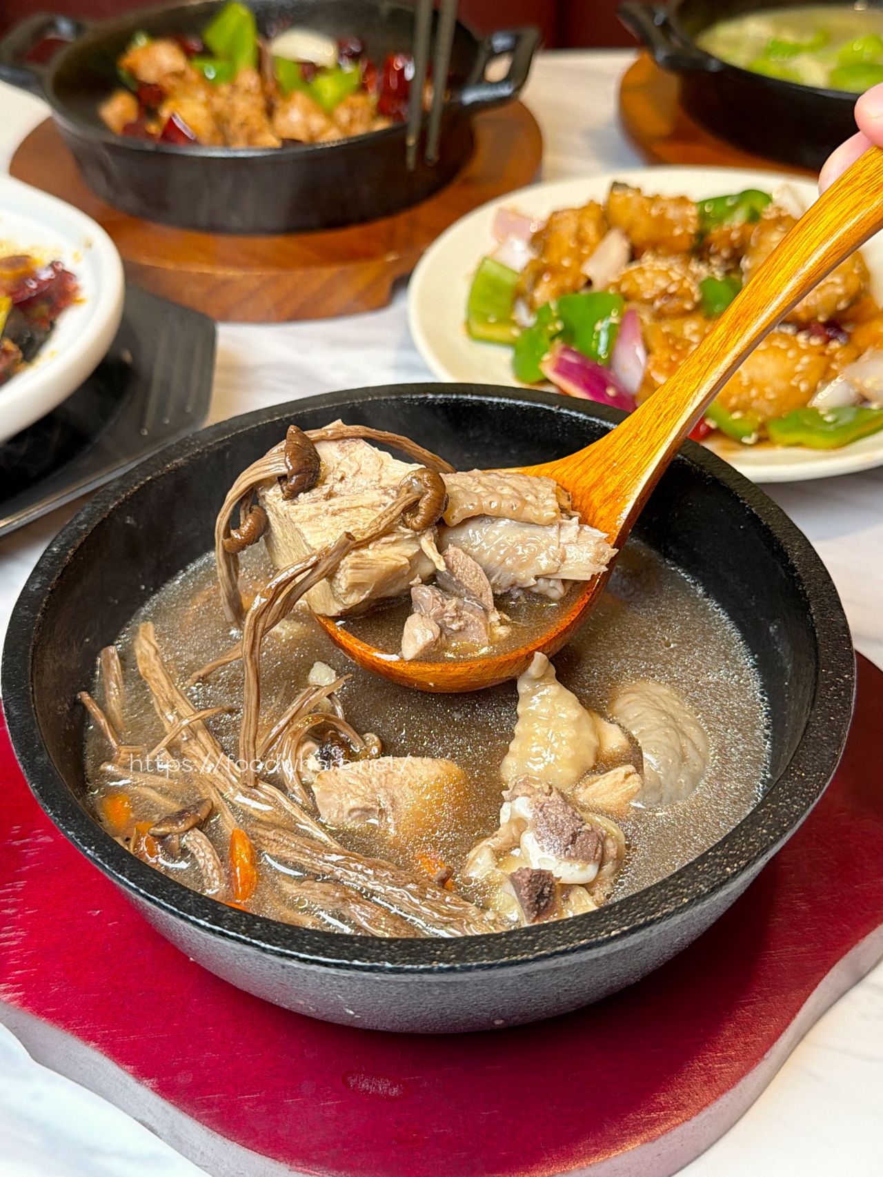高雄左營美食《遇山茶 老火雞湯》高雄明誠店新開幕！百元平價家常菜，集結所有白飯殺手菜色 @高雄美食底對