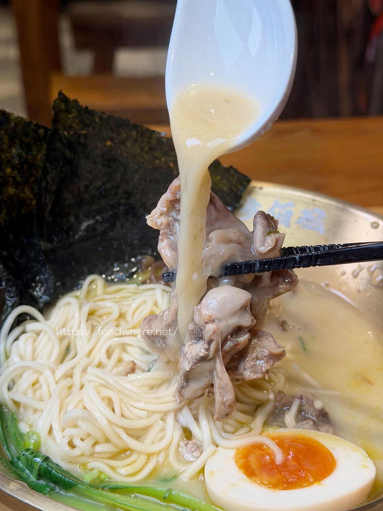 高雄義享天地美食《参佰碗》B2美食街！麻辣鍋風味牛肉麵與濃郁雞湯 @高雄美食底對