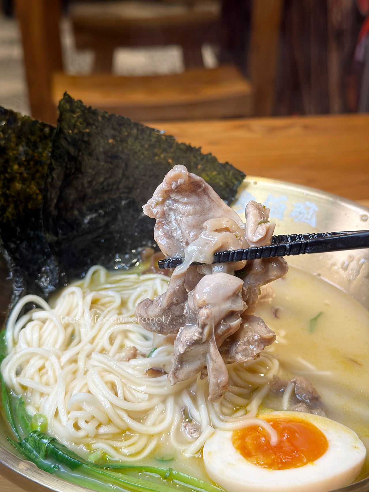 高雄義享天地美食《参佰碗》B2美食街！麻辣鍋風味牛肉麵與濃郁雞湯 @高雄美食底對