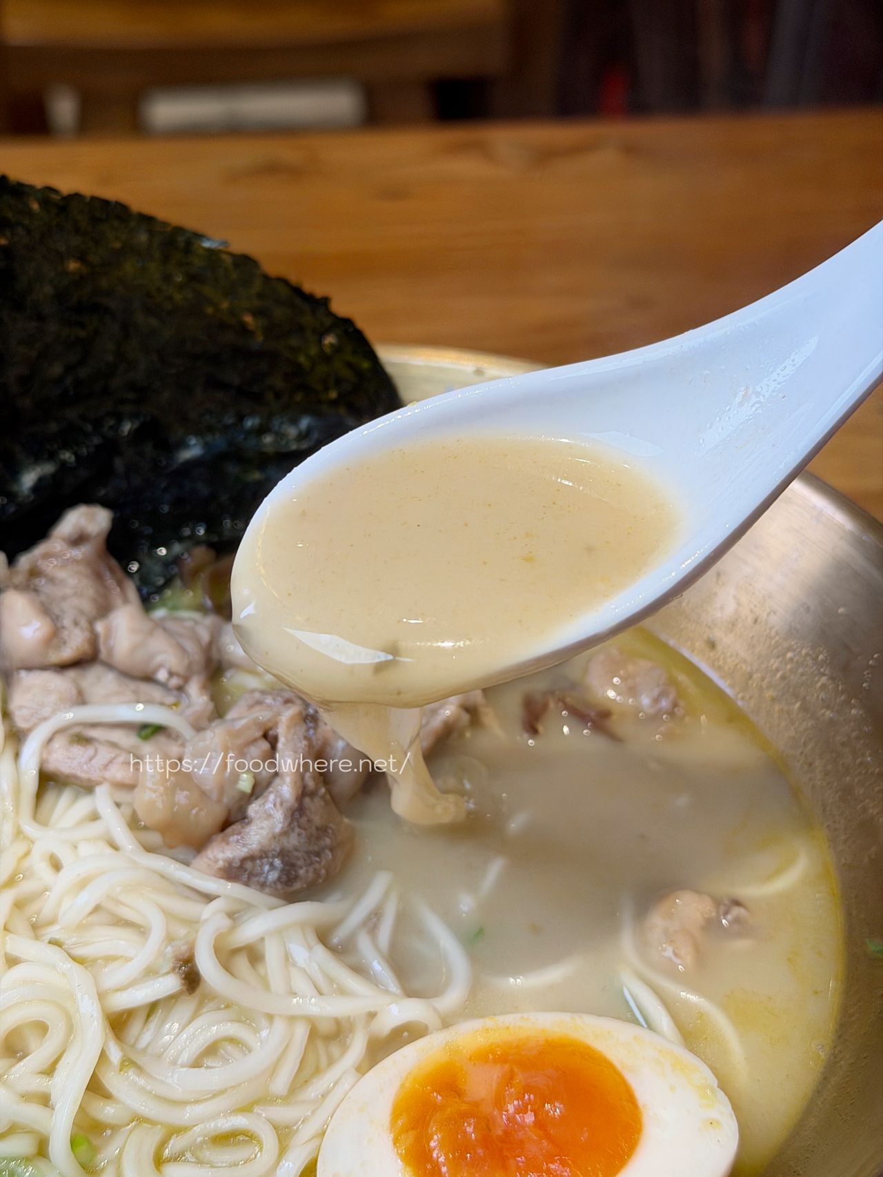 高雄義享天地美食《参佰碗》B2美食街！麻辣鍋風味牛肉麵與濃郁雞湯 @高雄美食底對