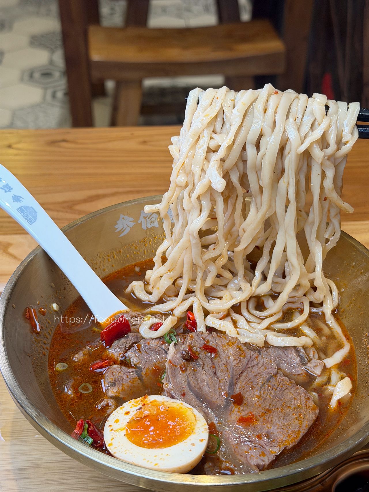 高雄義享天地美食《参佰碗》B2美食街！麻辣鍋風味牛肉麵與濃郁雞湯 @高雄美食底對
