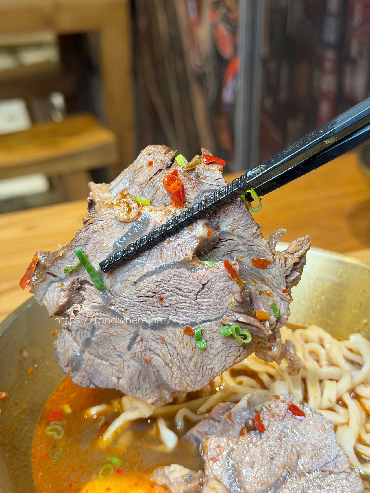 高雄義享天地美食《参佰碗》B2美食街！麻辣鍋風味牛肉麵與濃郁雞湯 @高雄美食底對