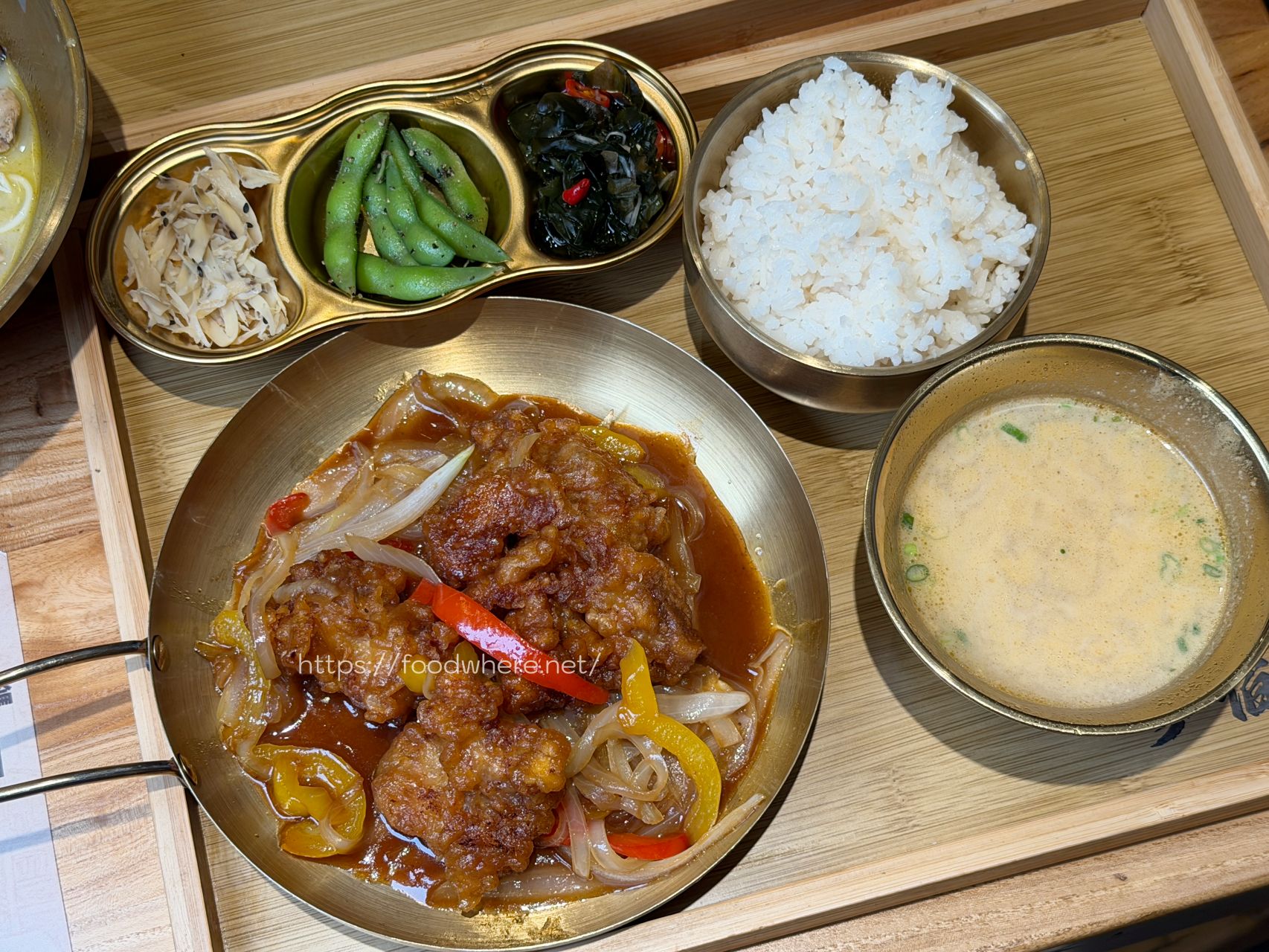 高雄義享天地美食《参佰碗》B2美食街！麻辣鍋風味牛肉麵與濃郁雞湯 @高雄美食底對