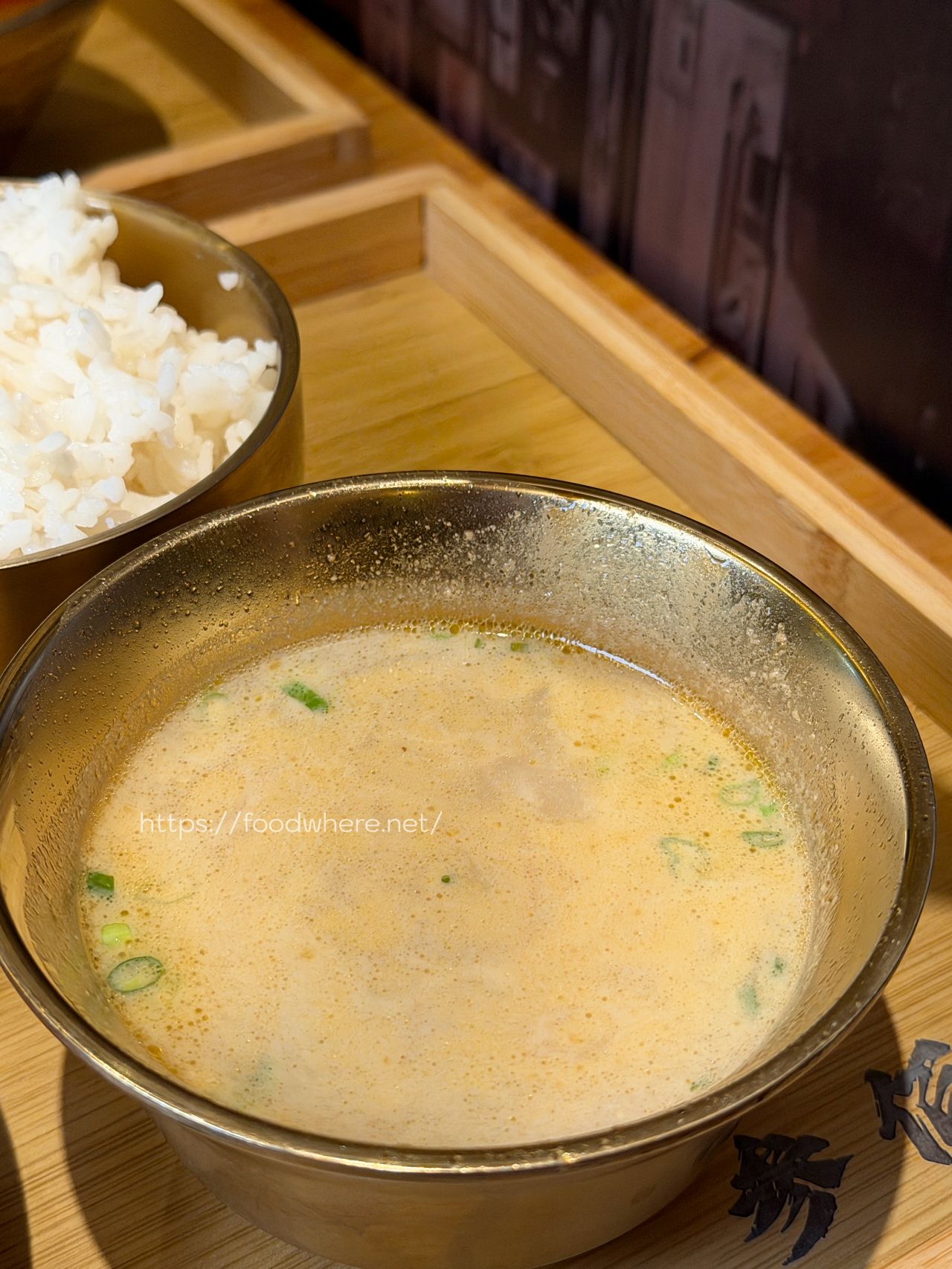 高雄義享天地美食《参佰碗》B2美食街！麻辣鍋風味牛肉麵與濃郁雞湯 @高雄美食底對