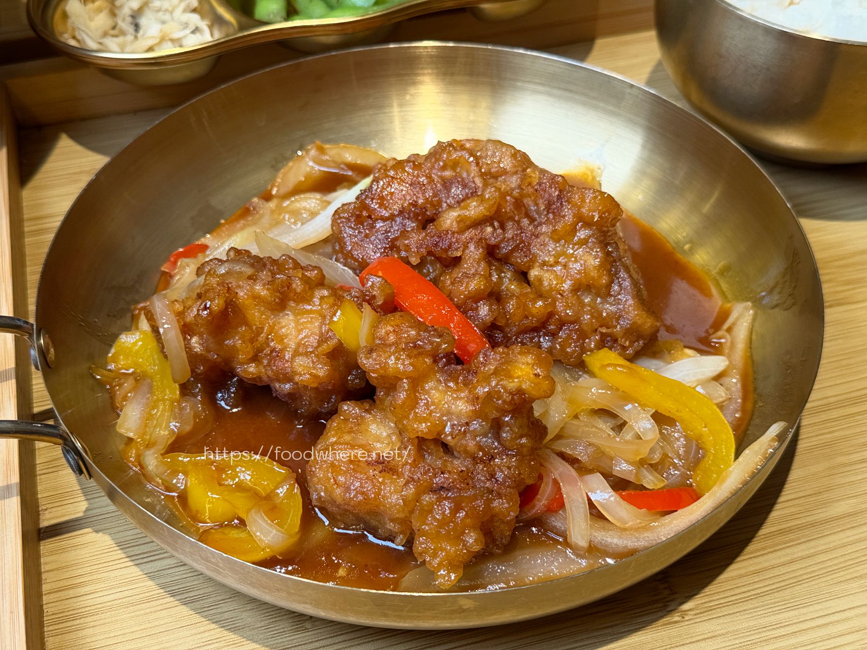 高雄義享天地美食《参佰碗》B2美食街！麻辣鍋風味牛肉麵與濃郁雞湯 @高雄美食底對