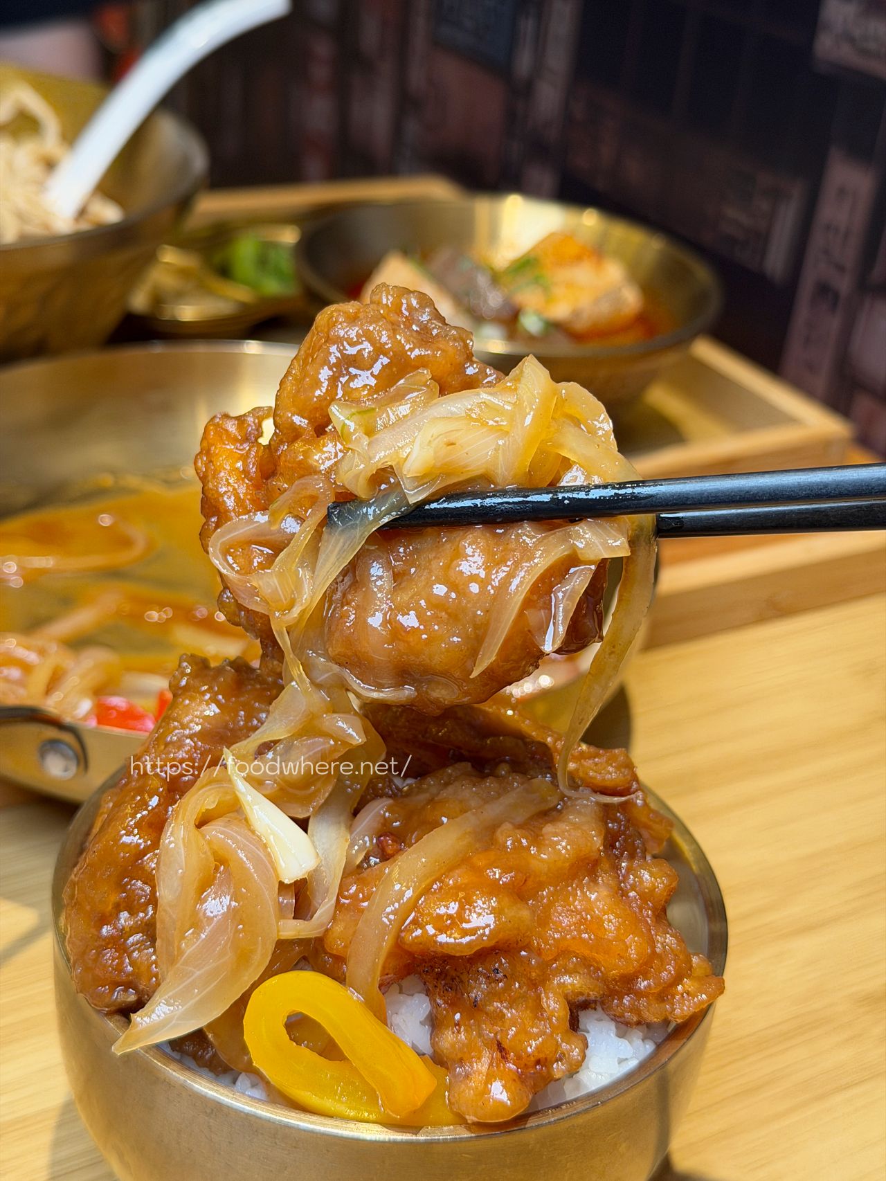 高雄義享天地美食《参佰碗》B2美食街！麻辣鍋風味牛肉麵與濃郁雞湯 @高雄美食底對