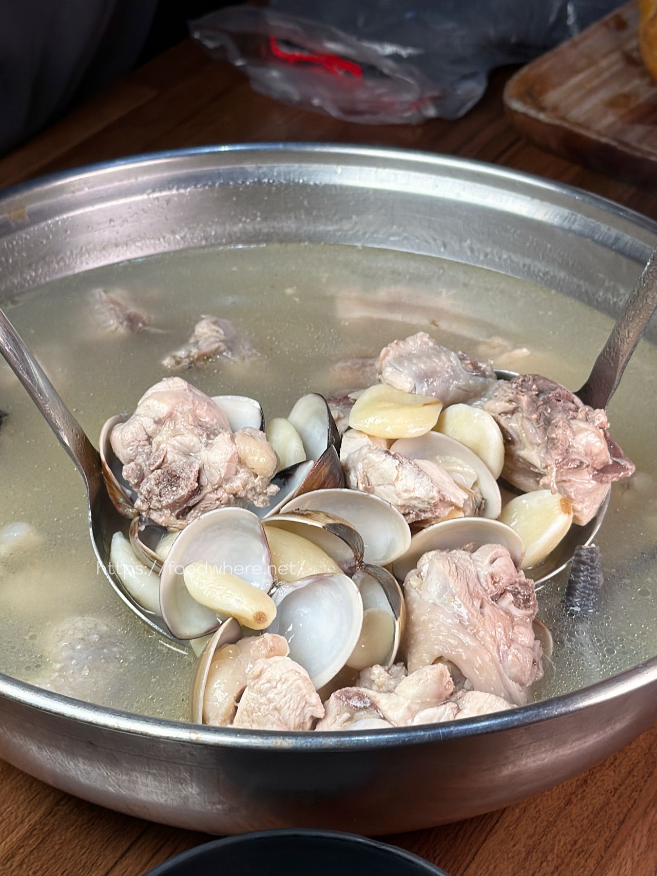 高雄鳳山美食《文茶園》市區就能爽嗑現烤桶仔雞、東坡肉，還能愜意泡茶！六月超狂白蝦抽抽樂免費送 @高雄美食底對