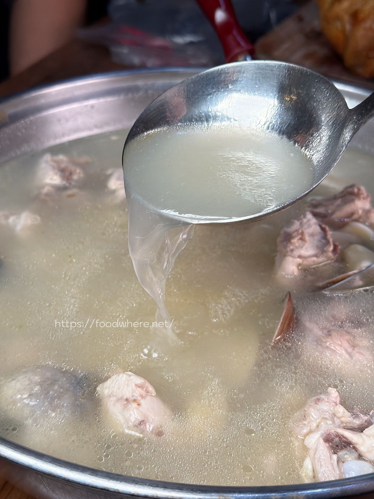 高雄鳳山美食《文茶園》市區就能爽嗑現烤桶仔雞、東坡肉，還能愜意泡茶！六月超狂白蝦抽抽樂免費送 @高雄美食底對
