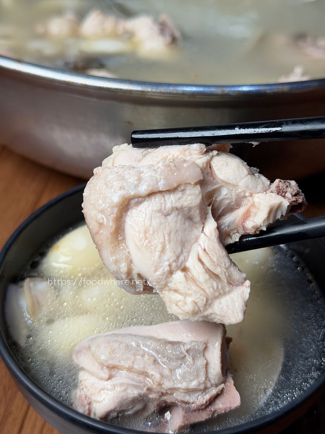 高雄鳳山美食《文茶園》市區就能爽嗑現烤桶仔雞、東坡肉，還能愜意泡茶！六月超狂白蝦抽抽樂免費送 @高雄美食底對