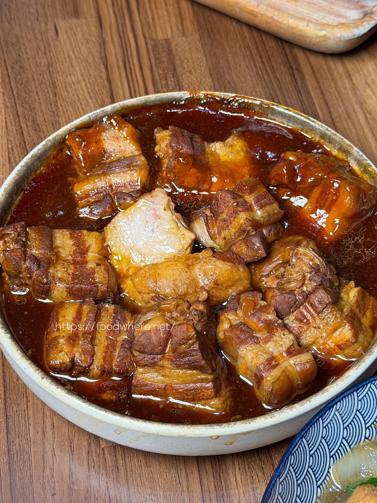 高雄鳳山美食《文茶園》市區就能爽嗑現烤桶仔雞、東坡肉，還能愜意泡茶！六月超狂白蝦抽抽樂免費送 @高雄美食底對