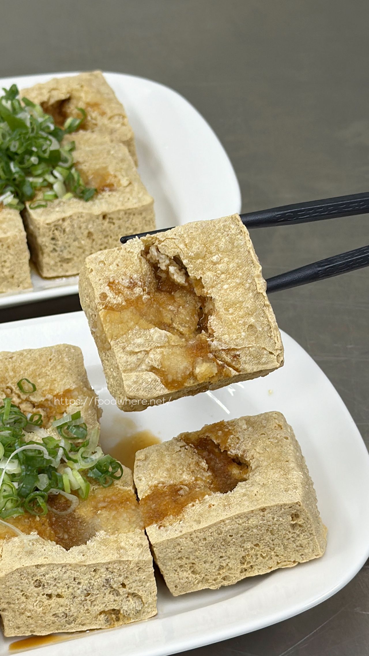 （菜單參考）高雄新興美食《香味臭豆腐》熟悉的香味回來了！七賢路超狂人氣回歸，挖洞吸飽醬汁與蒜泥的極致酥脆 @高雄美食底對