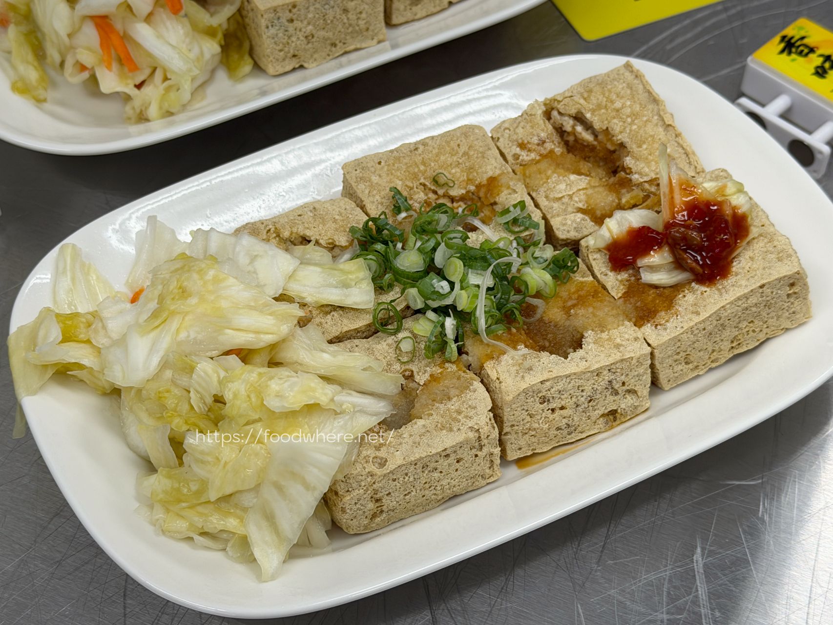 （菜單參考）高雄新興美食《香味臭豆腐》熟悉的香味回來了！七賢路超狂人氣回歸，挖洞吸飽醬汁與蒜泥的極致酥脆 @高雄美食底對