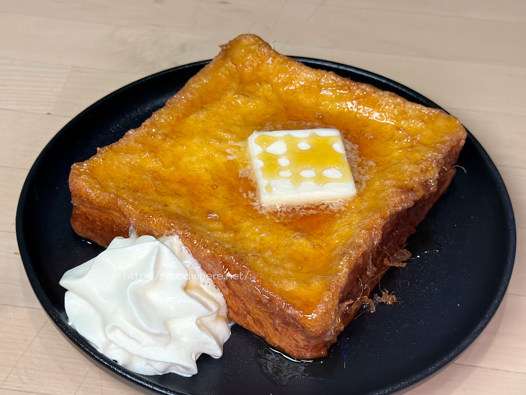 高雄港式餐點推薦《貓之家俱樂部》漢神巨蛋後方香港夫妻道地手藝，爆餡流沙西多士與極致厚實咸牛肉滑蛋三明治 @高雄美食底對