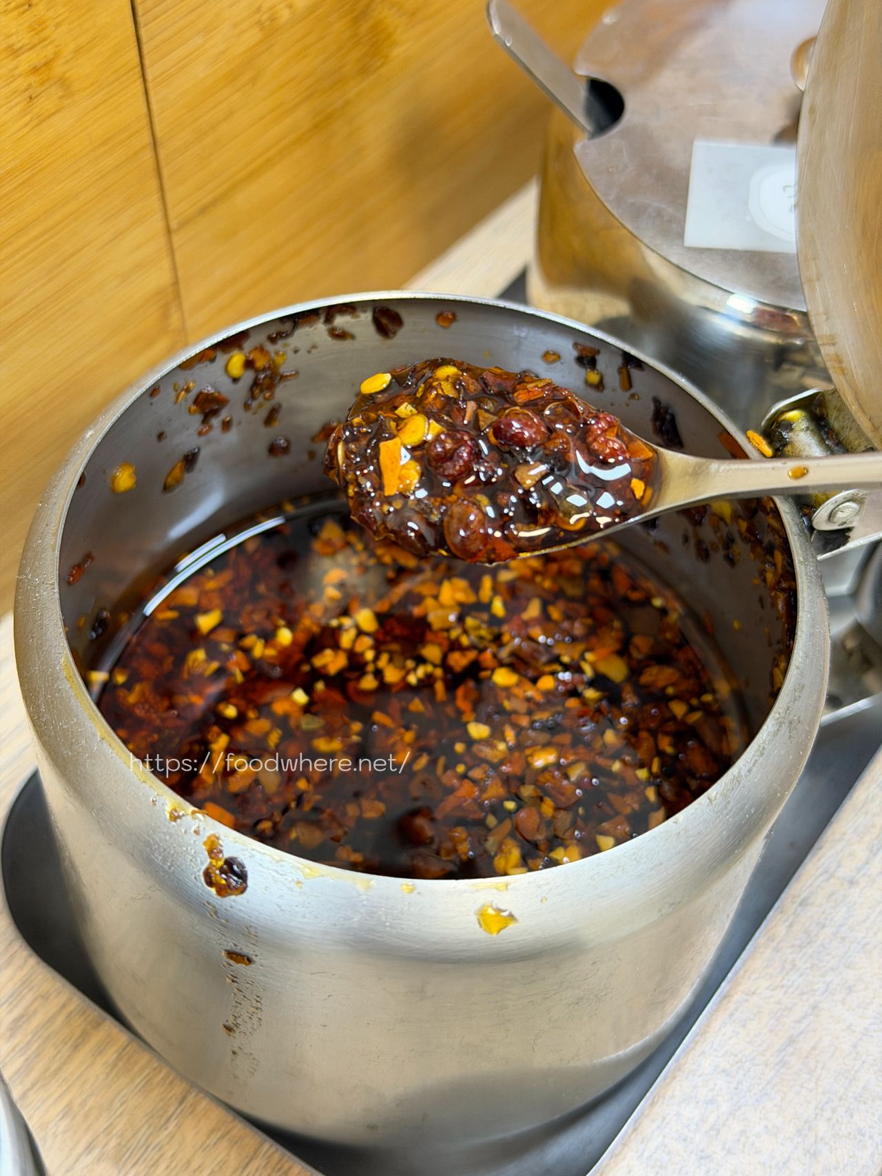高雄三民美食《食穫良雞》雄工高科三民校區對面佛心新發現！學生證免費加飯加麵，激推超嫩全腿肉雞肉飯與吸飽胡麻的靈魂涼麵 @高雄美食底對