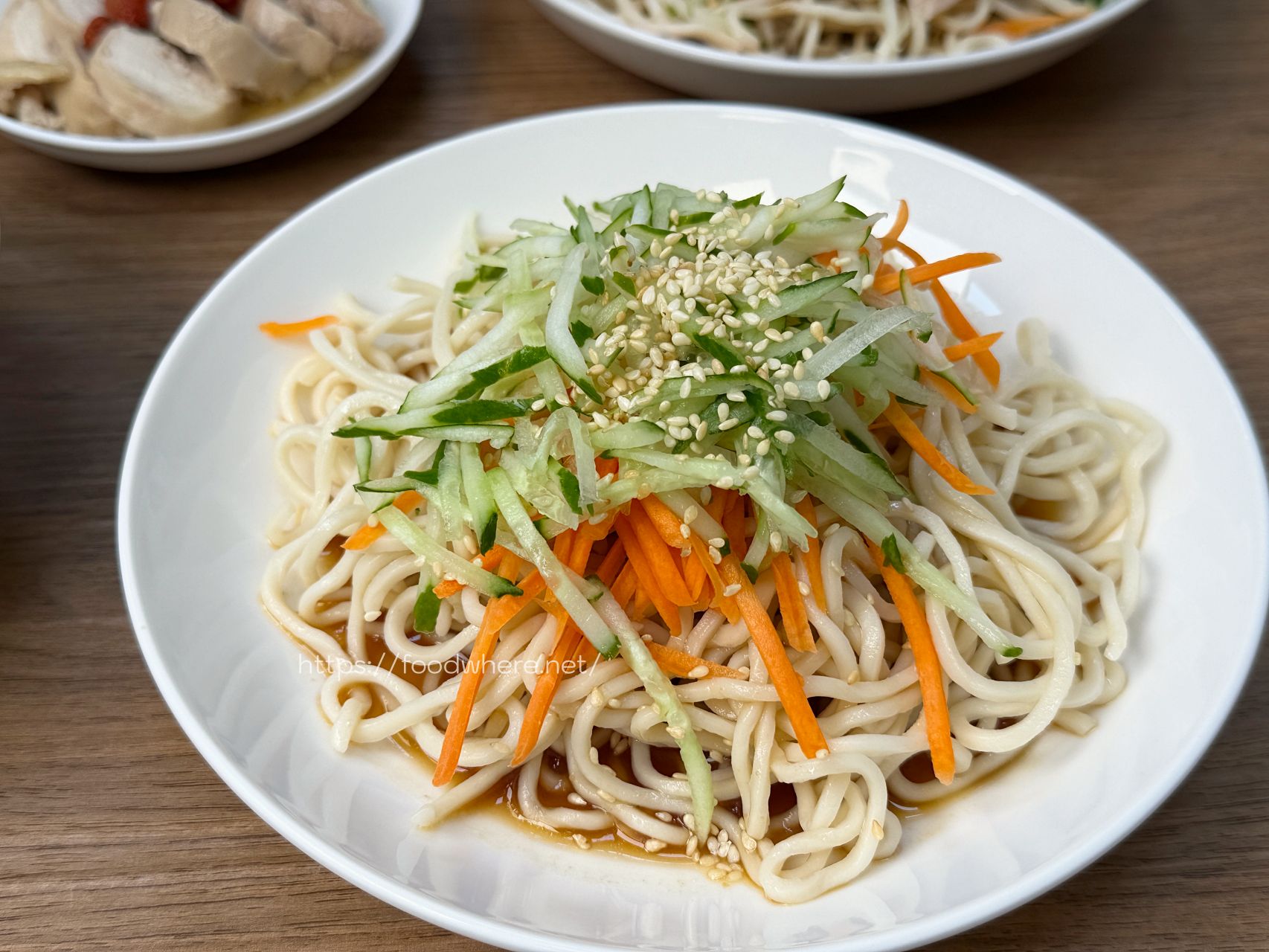 高雄三民美食《食穫良雞》雄工高科三民校區對面佛心新發現！學生證免費加飯加麵，激推超嫩全腿肉雞肉飯與吸飽胡麻的靈魂涼麵 @高雄美食底對