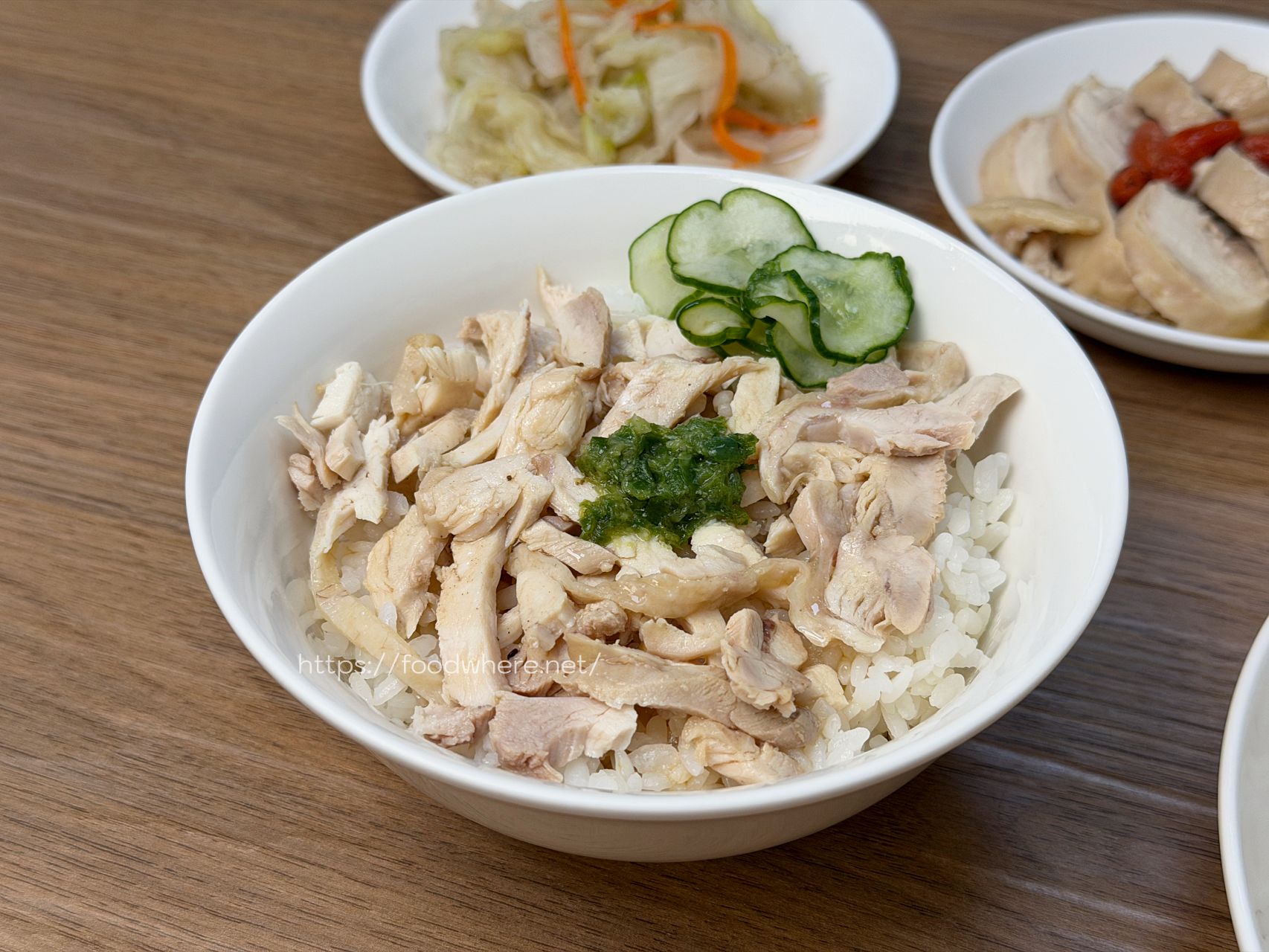 高雄三民美食《食穫良雞》雄工高科三民校區對面佛心新發現！學生證免費加飯加麵，激推超嫩全腿肉雞肉飯與吸飽胡麻的靈魂涼麵 @高雄美食底對