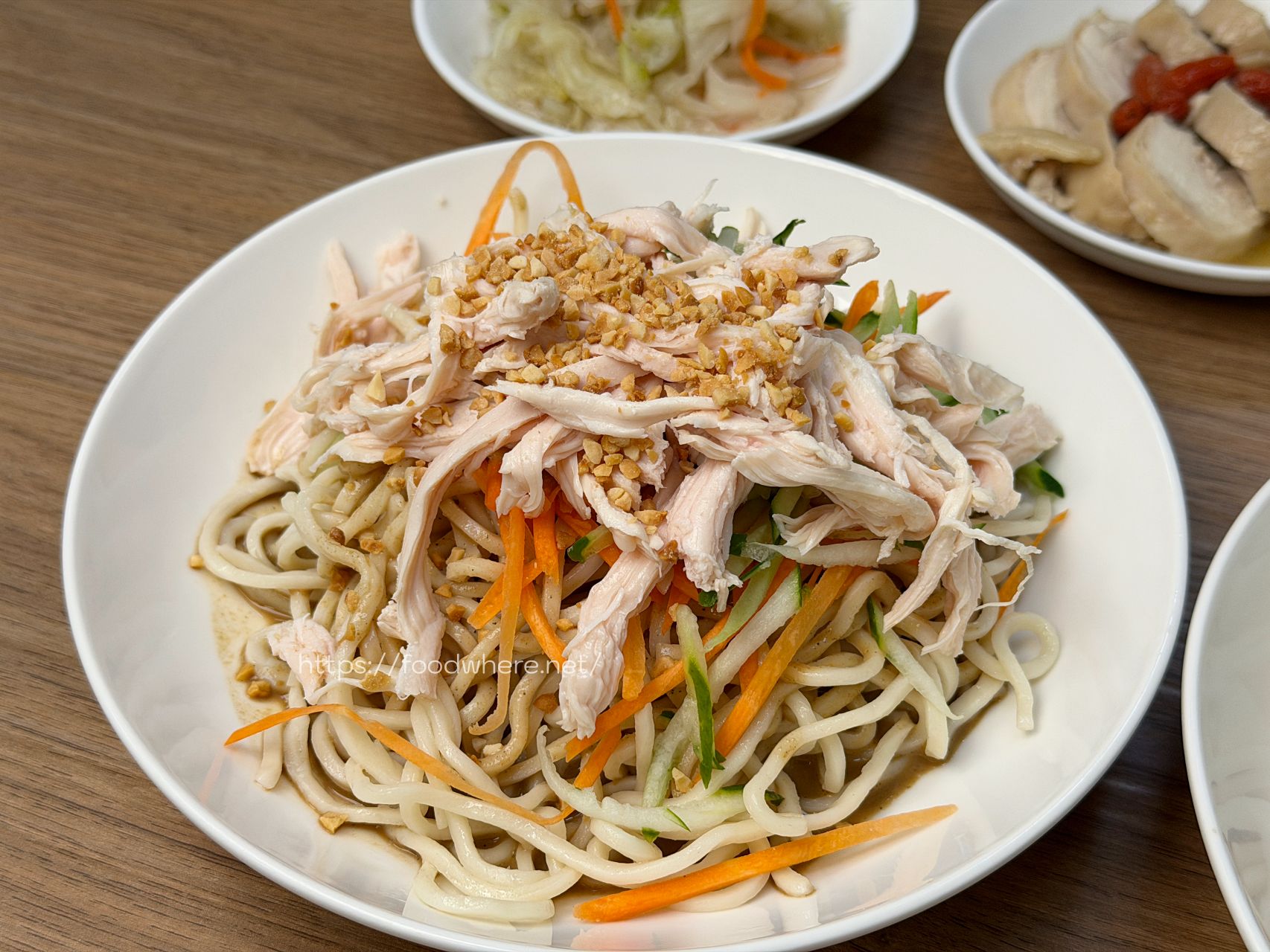 高雄三民美食《食穫良雞》雄工高科三民校區對面佛心新發現！學生證免費加飯加麵，激推超嫩全腿肉雞肉飯與吸飽胡麻的靈魂涼麵 @高雄美食底對