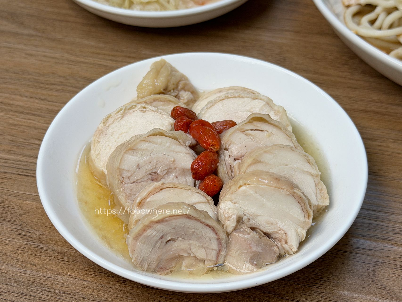 高雄三民美食《食穫良雞》雄工高科三民校區對面佛心新發現！學生證免費加飯加麵，激推超嫩全腿肉雞肉飯與吸飽胡麻的靈魂涼麵 @高雄美食底對
