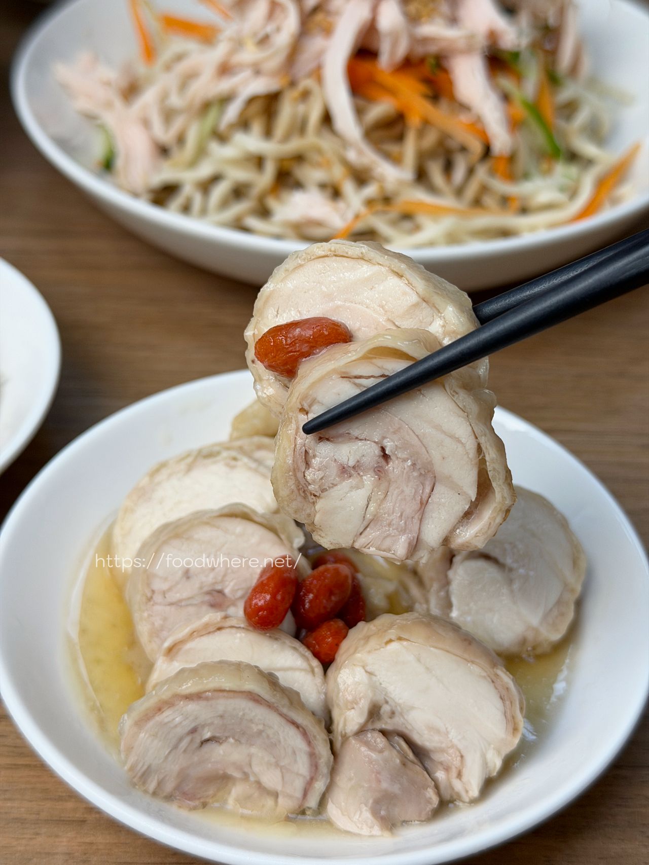 高雄三民美食《食穫良雞》雄工高科三民校區對面佛心新發現！學生證免費加飯加麵，激推超嫩全腿肉雞肉飯與吸飽胡麻的靈魂涼麵 @高雄美食底對