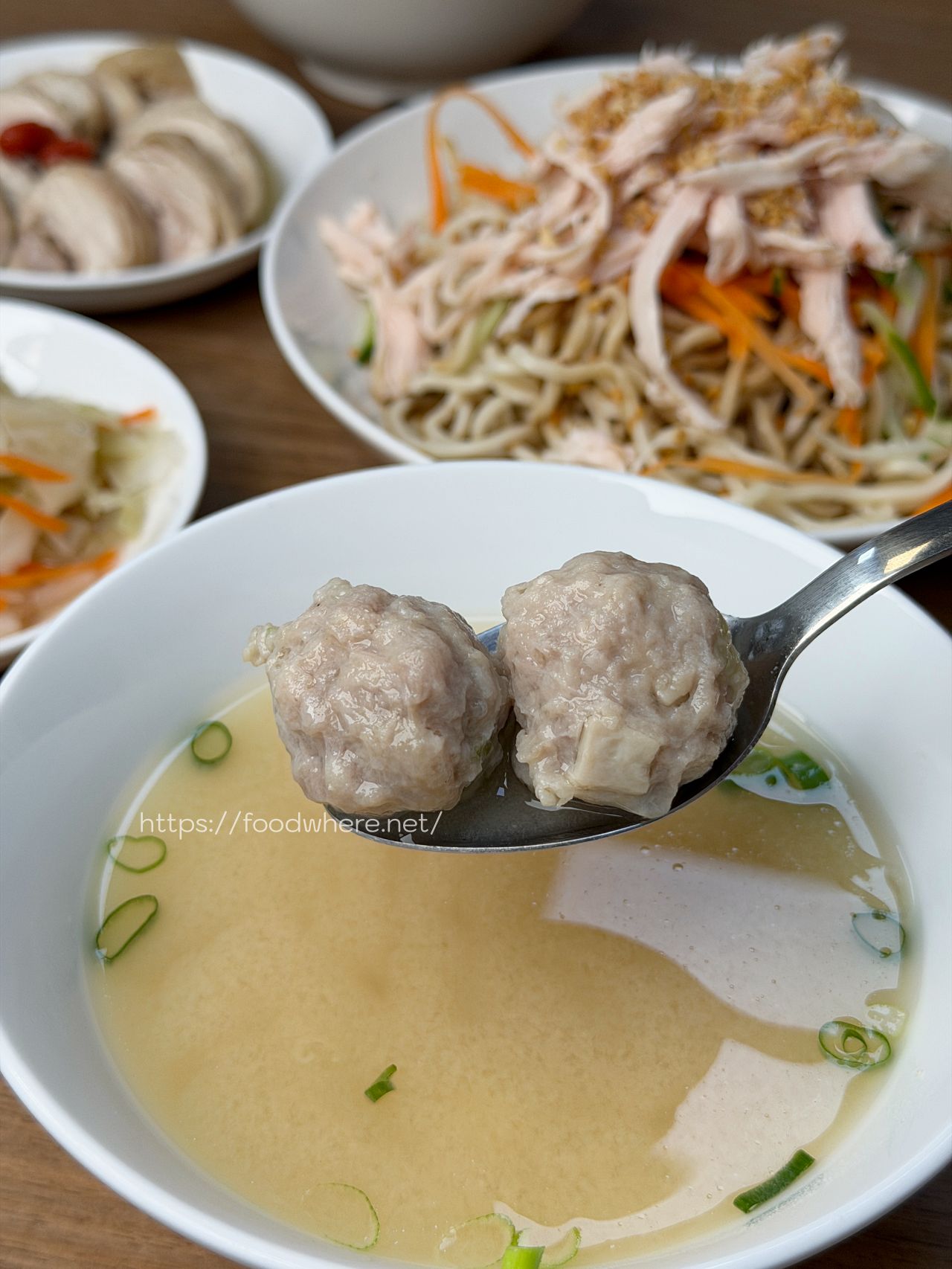 高雄三民美食《食穫良雞》雄工高科三民校區對面佛心新發現！學生證免費加飯加麵，激推超嫩全腿肉雞肉飯與吸飽胡麻的靈魂涼麵 @高雄美食底對