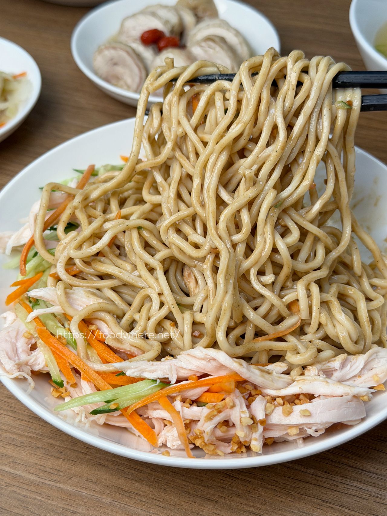 高雄三民美食《食穫良雞》雄工高科三民校區對面佛心新發現！學生證免費加飯加麵，激推超嫩全腿肉雞肉飯與吸飽胡麻的靈魂涼麵 @高雄美食底對