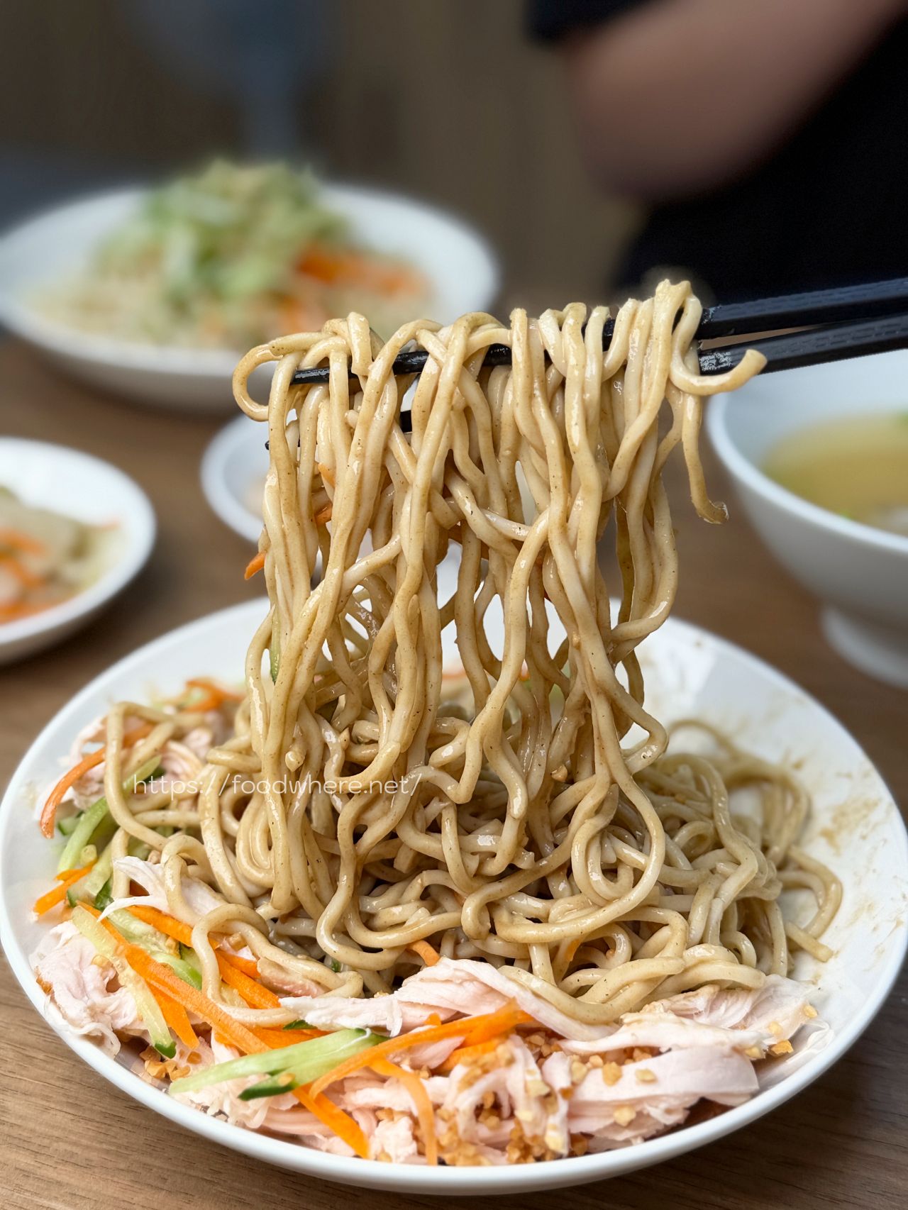 高雄三民美食《食穫良雞》雄工高科三民校區對面佛心新發現！學生證免費加飯加麵，激推超嫩全腿肉雞肉飯與吸飽胡麻的靈魂涼麵 @高雄美食底對