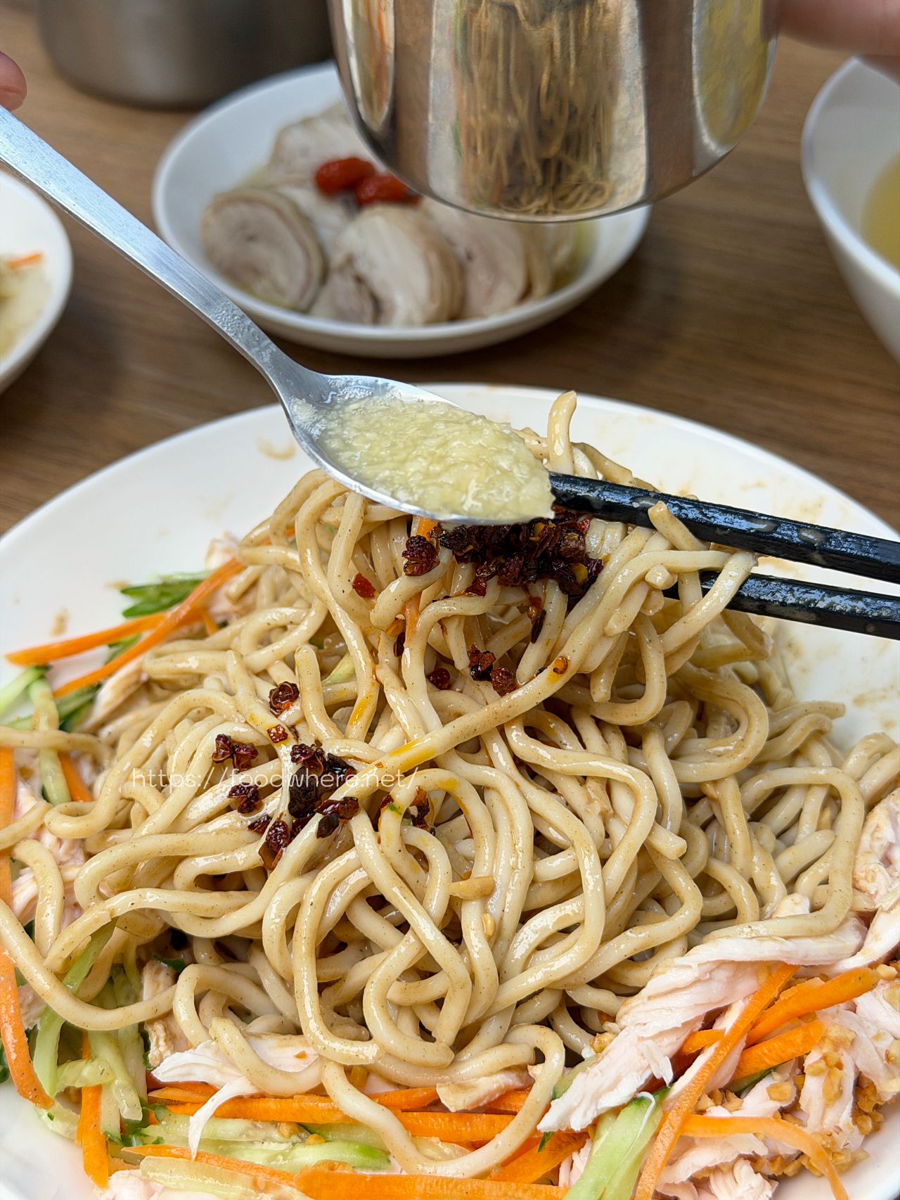 高雄三民美食《食穫良雞》雄工高科三民校區對面佛心新發現！學生證免費加飯加麵，激推超嫩全腿肉雞肉飯與吸飽胡麻的靈魂涼麵 @高雄美食底對