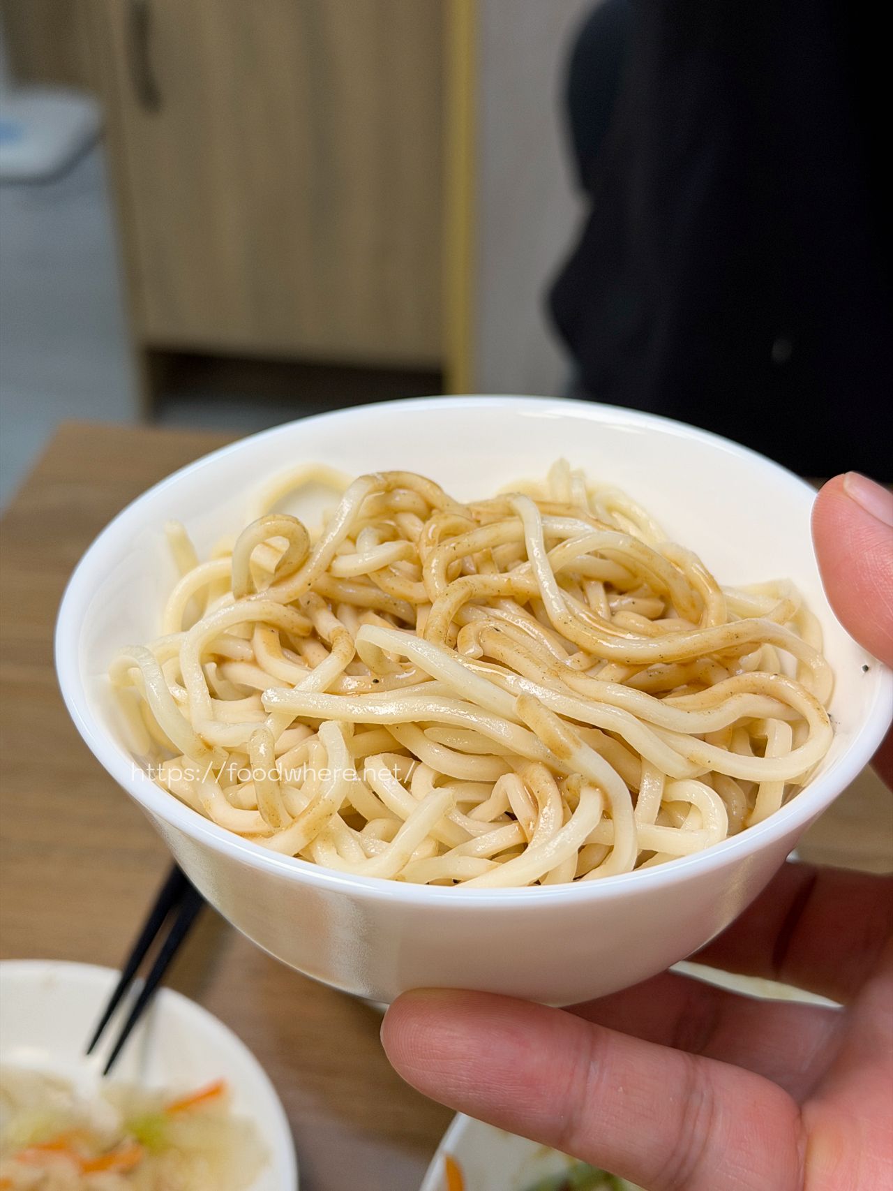 高雄三民美食《食穫良雞》雄工高科三民校區對面佛心新發現！學生證免費加飯加麵，激推超嫩全腿肉雞肉飯與吸飽胡麻的靈魂涼麵 @高雄美食底對