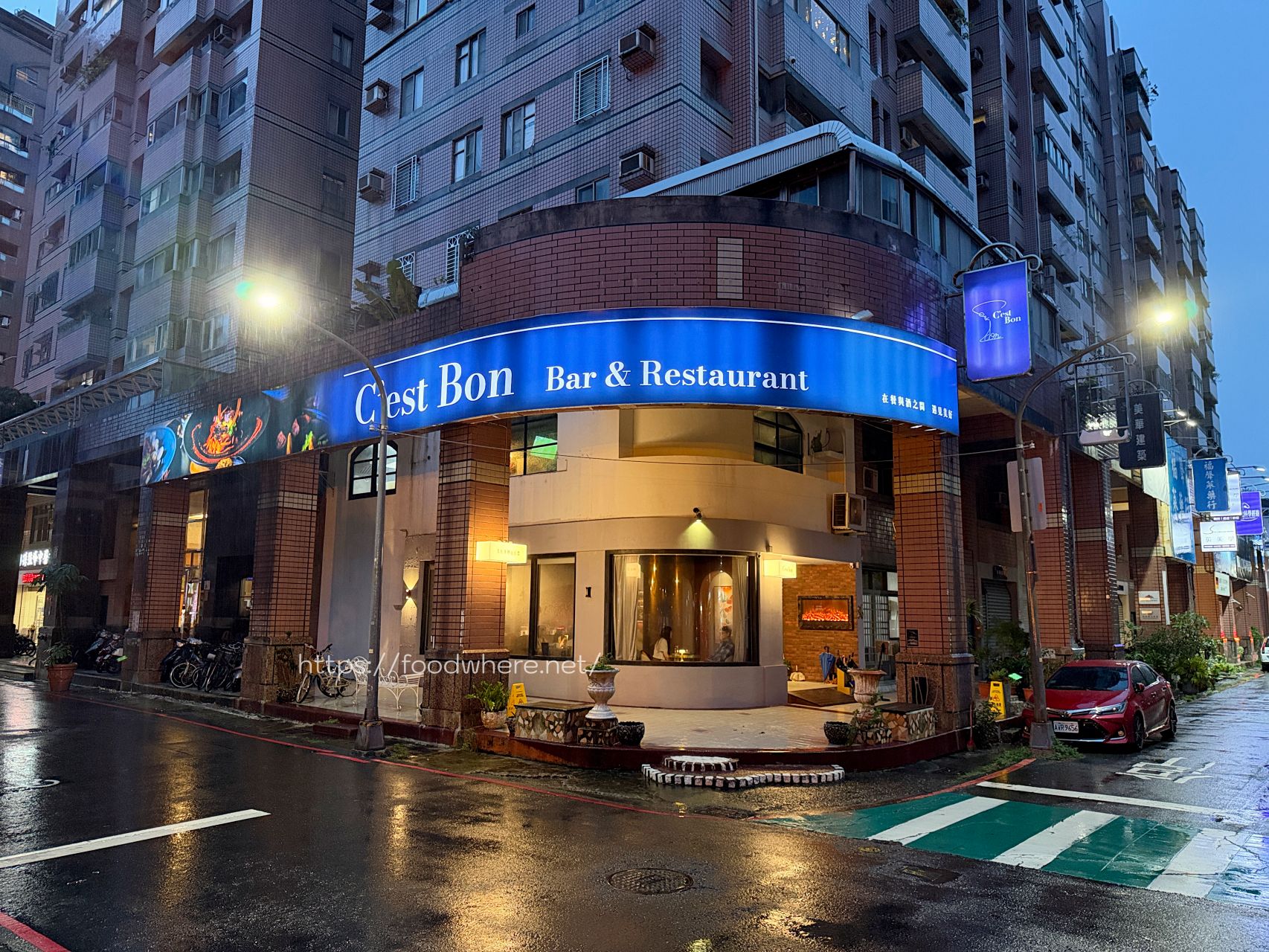 高雄三民美食《C’est Bon 河堤店》河堤社區最有討論度的餐酒館！赤味噌烤鮭魚燉飯與極致煙燻調酒，夜晚微醺的沙發時光 @高雄美食底對