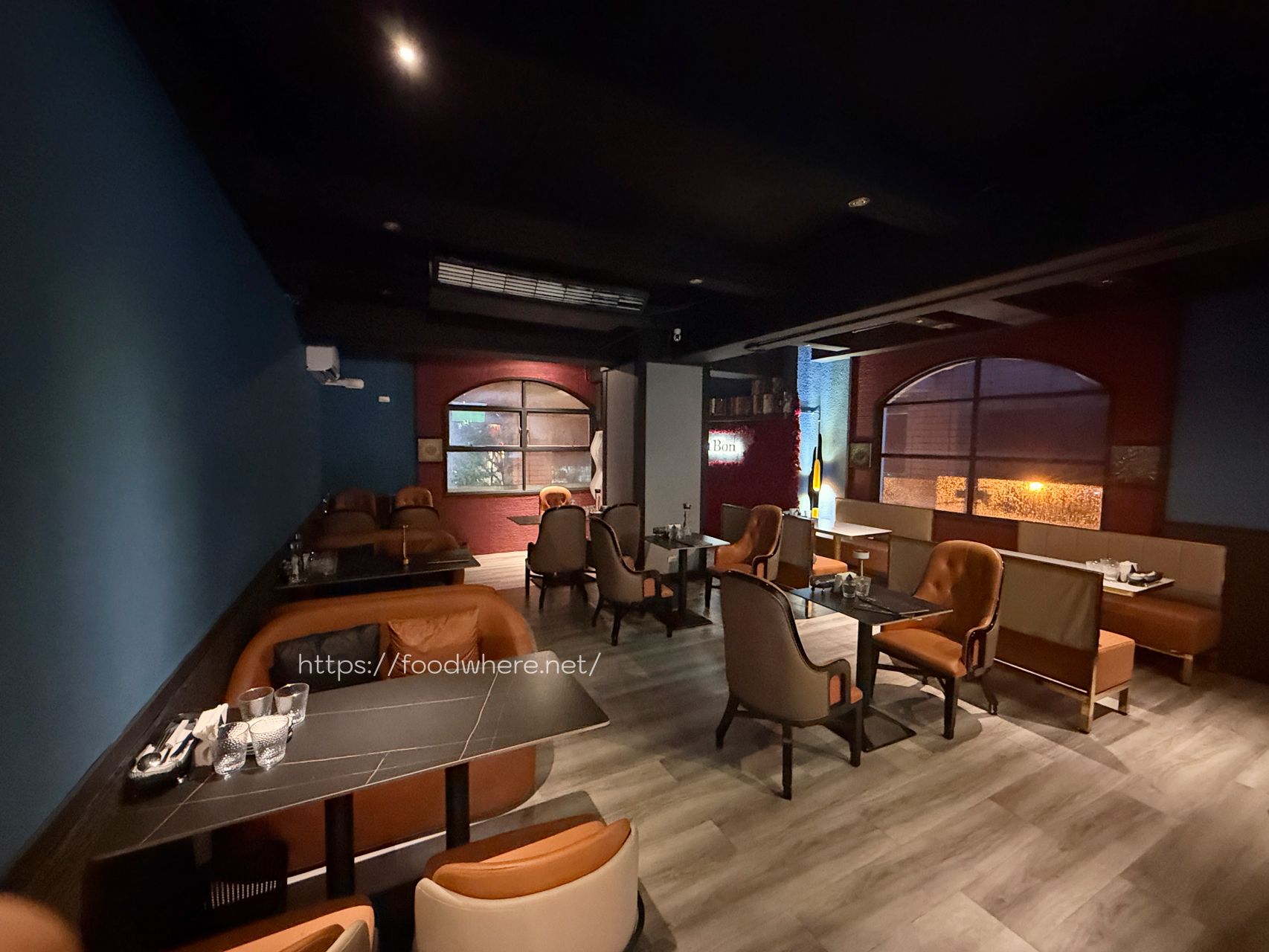 高雄三民美食《C’est Bon 河堤店》河堤社區最有討論度的餐酒館！赤味噌烤鮭魚燉飯與極致煙燻調酒，夜晚微醺的沙發時光 @高雄美食底對
