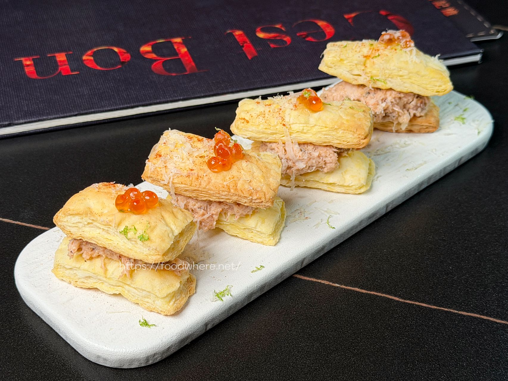 高雄三民美食《C’est Bon 河堤店》河堤社區最有討論度的餐酒館！赤味噌烤鮭魚燉飯與極致煙燻調酒，夜晚微醺的沙發時光 @高雄美食底對