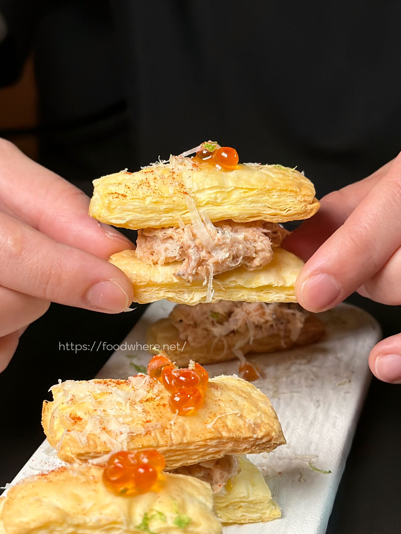 高雄三民美食《C’est Bon 河堤店》河堤社區最有討論度的餐酒館！赤味噌烤鮭魚燉飯與極致煙燻調酒，夜晚微醺的沙發時光 @高雄美食底對