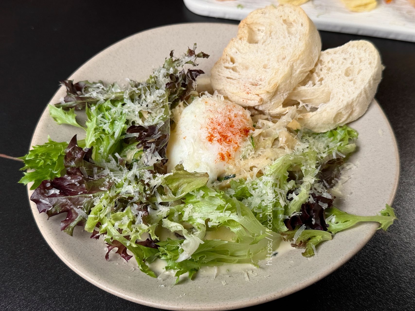 高雄三民美食《C’est Bon 河堤店》河堤社區最有討論度的餐酒館！赤味噌烤鮭魚燉飯與極致煙燻調酒，夜晚微醺的沙發時光 @高雄美食底對