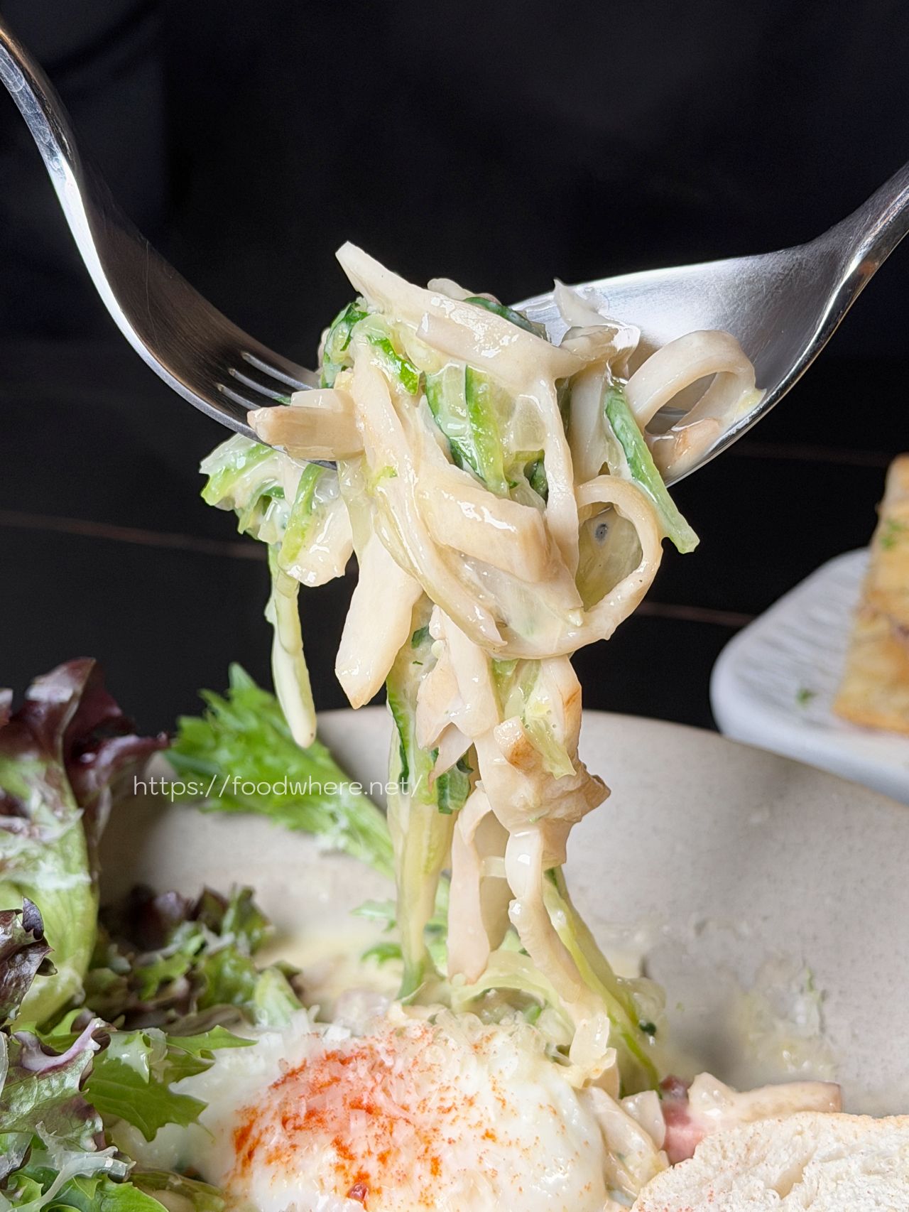 高雄三民美食《C’est Bon 河堤店》河堤社區最有討論度的餐酒館！赤味噌烤鮭魚燉飯與極致煙燻調酒，夜晚微醺的沙發時光 @高雄美食底對